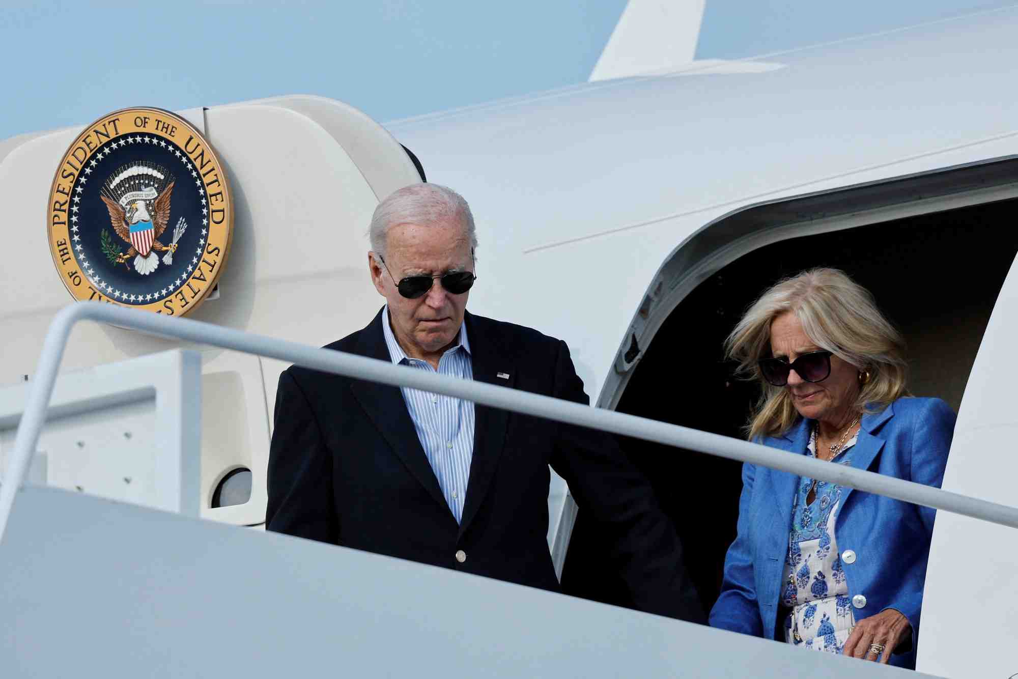 Le president americain joe biden et la premiere dame jill biden debarquent d'air force one dans une base aerienne de maryland