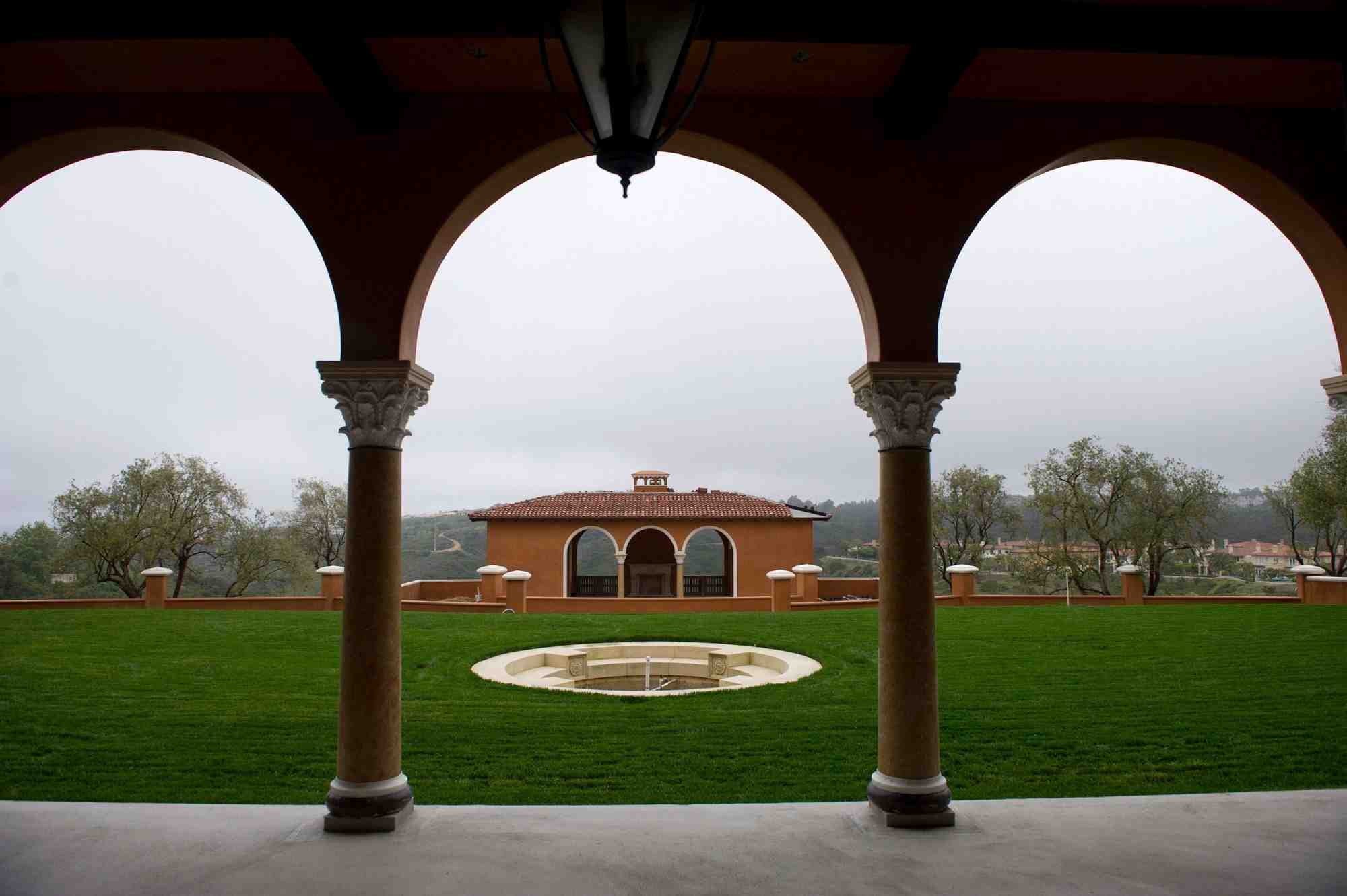 Vue de l'arriere-cour d'une maison de luxe a newport beach, californie.