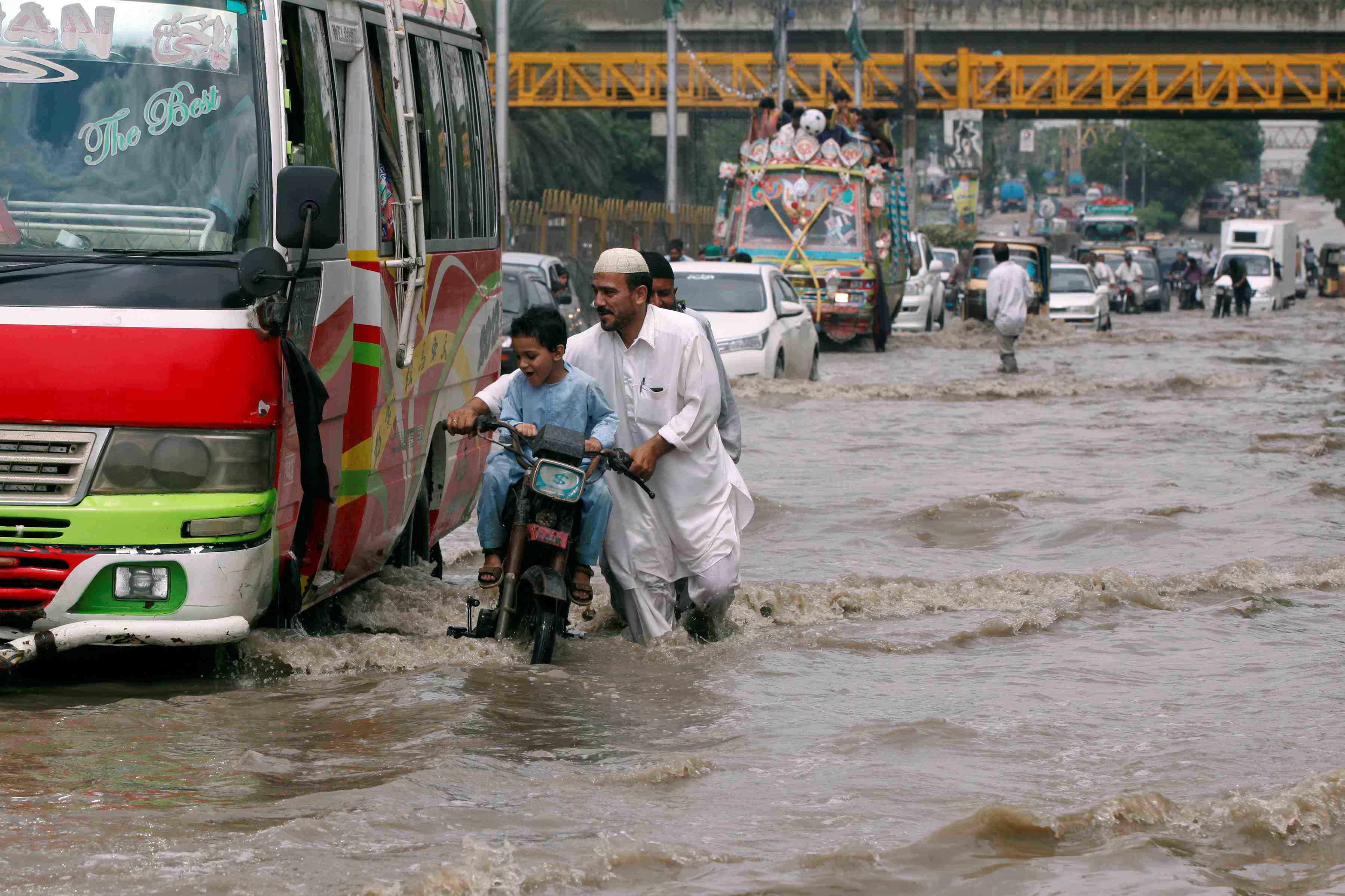 Mousson et inondations font 13 morts a karachi au pakistan