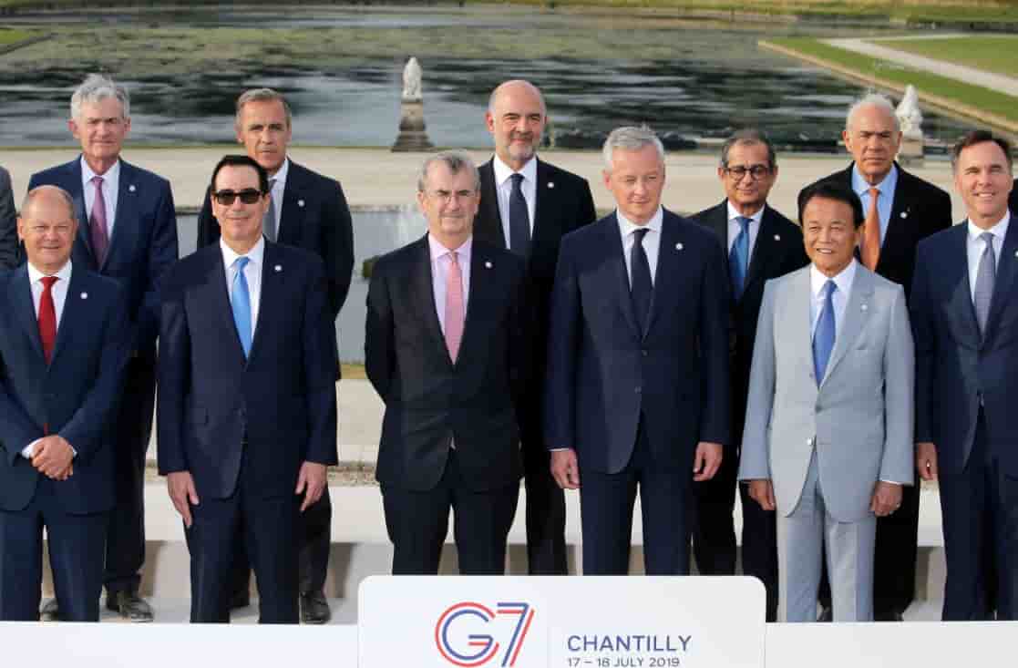 La traditionnelle photo de famille des participants au G7 Finances réunissant les ministres des Finances et les gouverneurs de banque centrale des pays du G7. AU centre, Bruno Le Maire, à sa droite François Villeroy de Galhau, gouverneur de la Banque de France, Steven Mnuchin, secrétaire au Trésor américain (avec les lunettes de soleil).