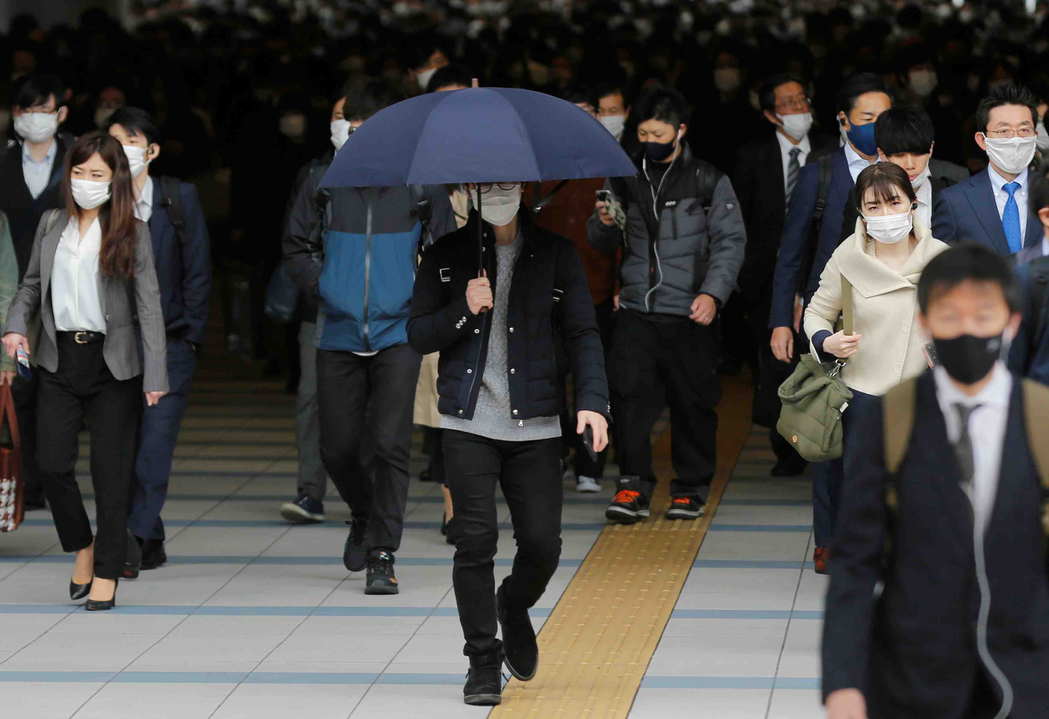 Coronavirus: le japon va placer tokyo et d'autres regions en etat de "quasi-urgence"