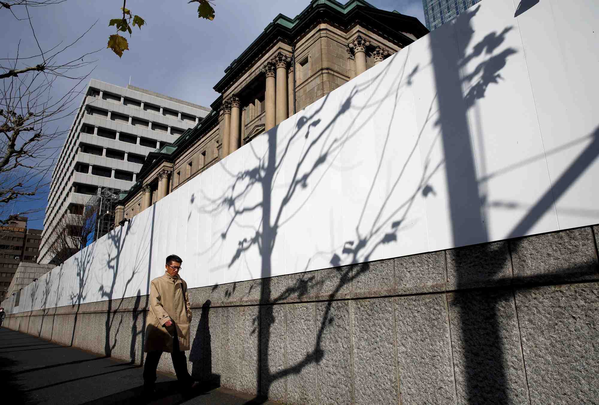 Un homme passe devant le batiment de la banque du japon a tokyo