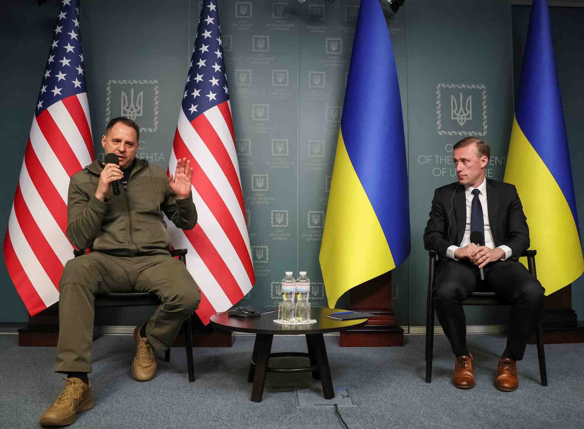Jake sullivan (droite), conseiller a la securite nationale du president americain et le chef du bureau presidentiel ukrainien andriy yermak, lors d'une conference de presse a kyiv