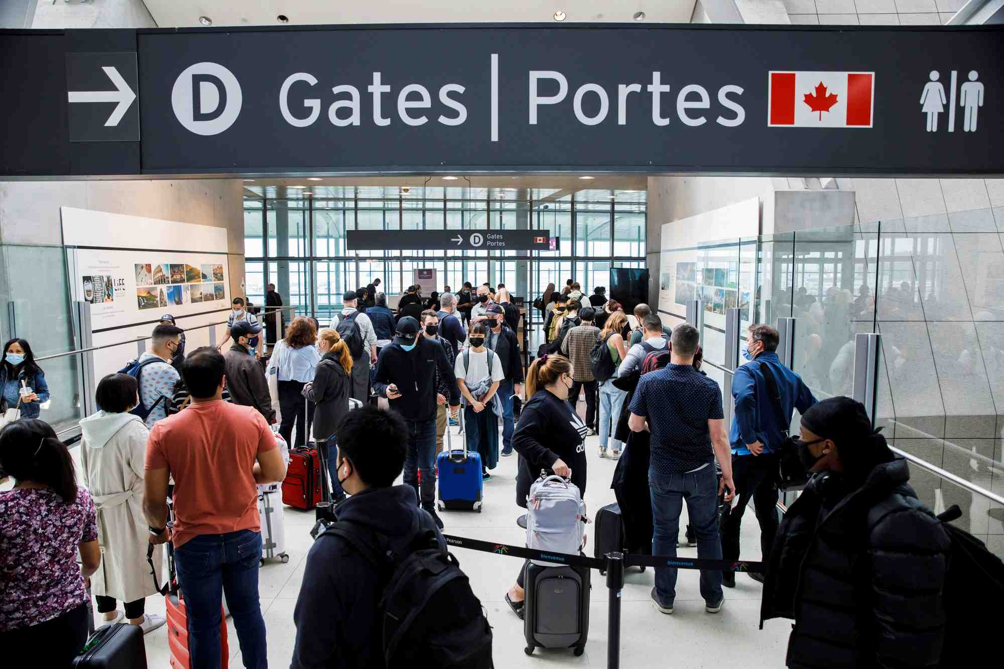 Des voyageurs dans la salle des departs de l'aeroport international pearson de toronto a mississauga