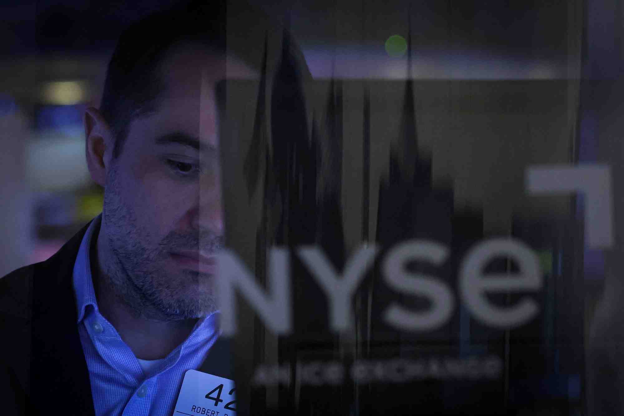 Un trader travaille a la bourse de new york