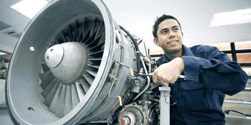 Aéronautique industrie maroc réacteur avion ouvrier technicien usine