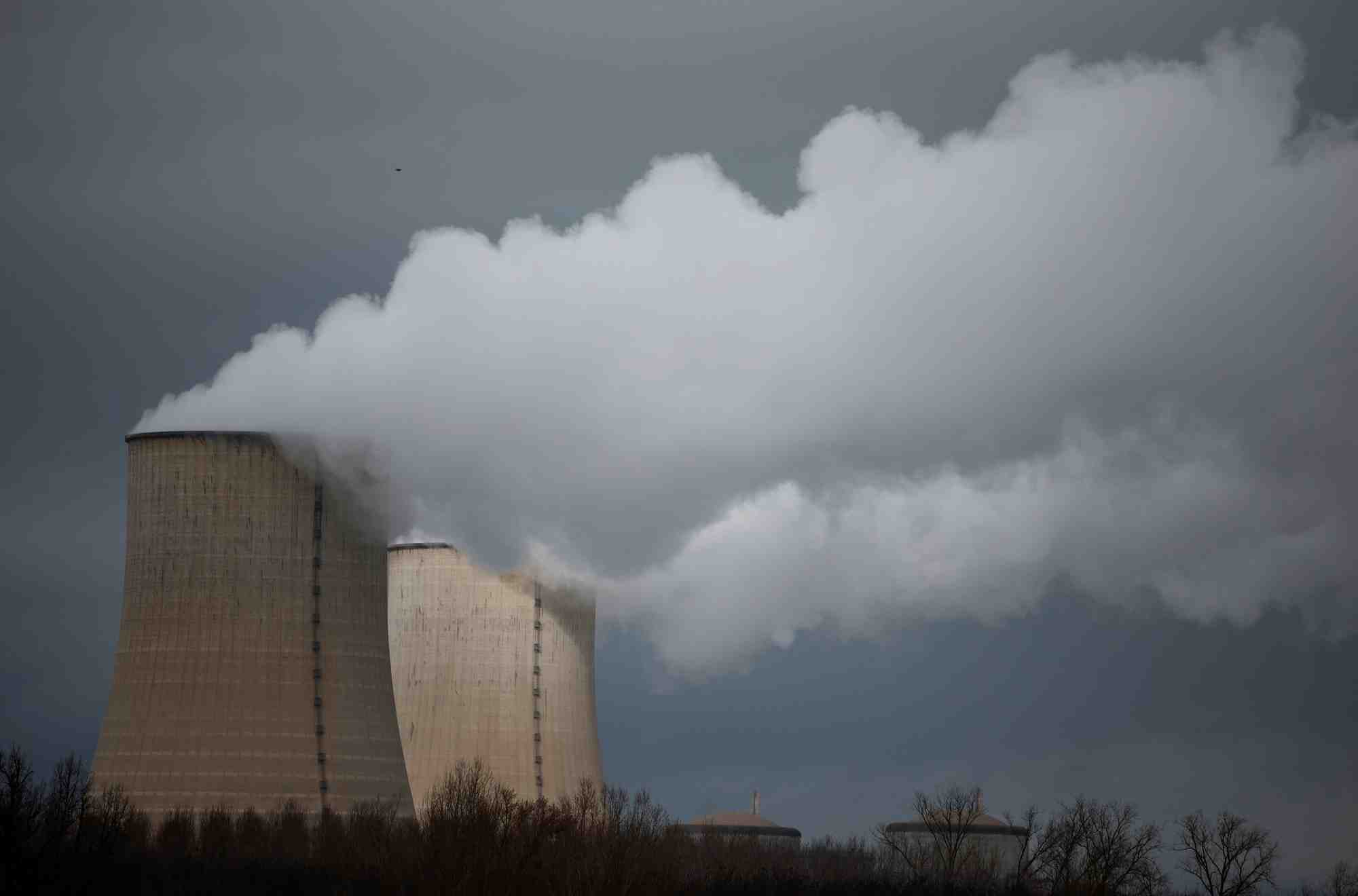 Une centrale nucleaire a golfech, en france
