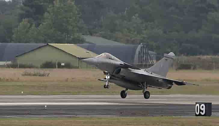 Premieres frappes aeriennes francaises en syrie