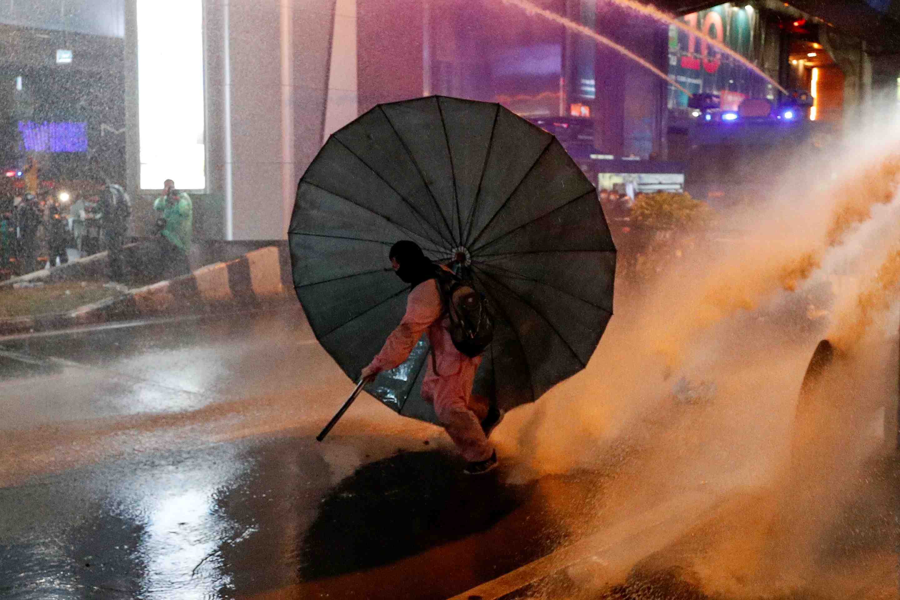 Nouvelle manifestation a bangkok, dispersee au canon a eau