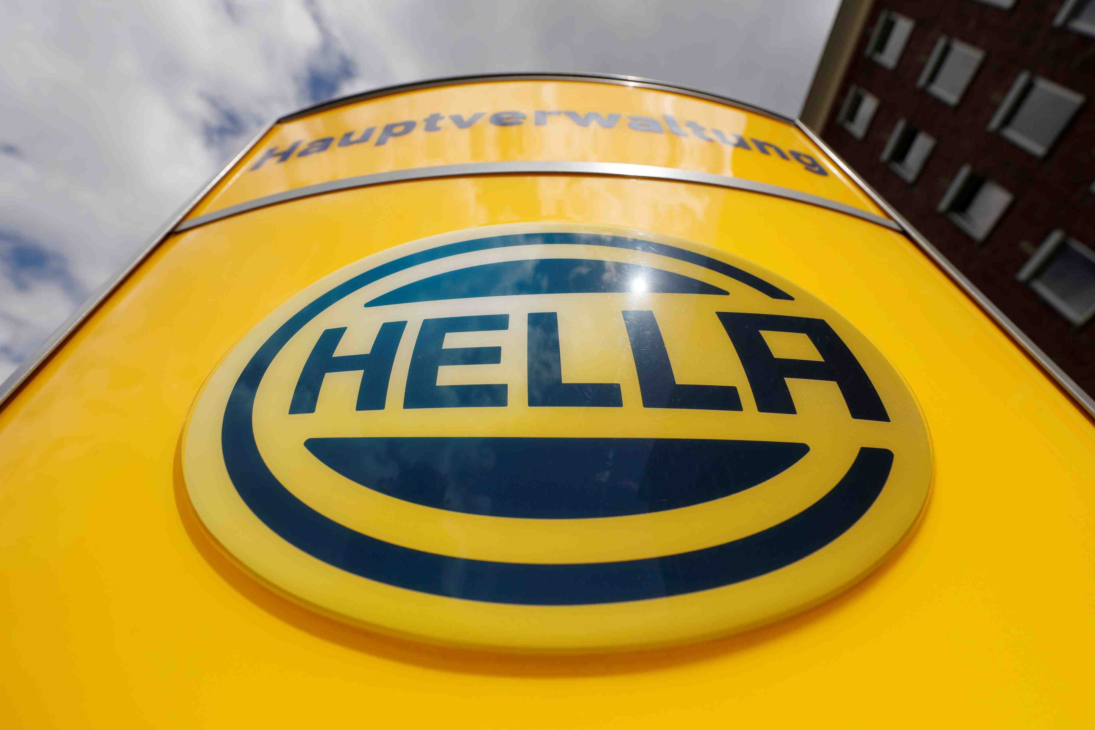 Le francais faurecia acquiert l'equipementier auto allemand hella