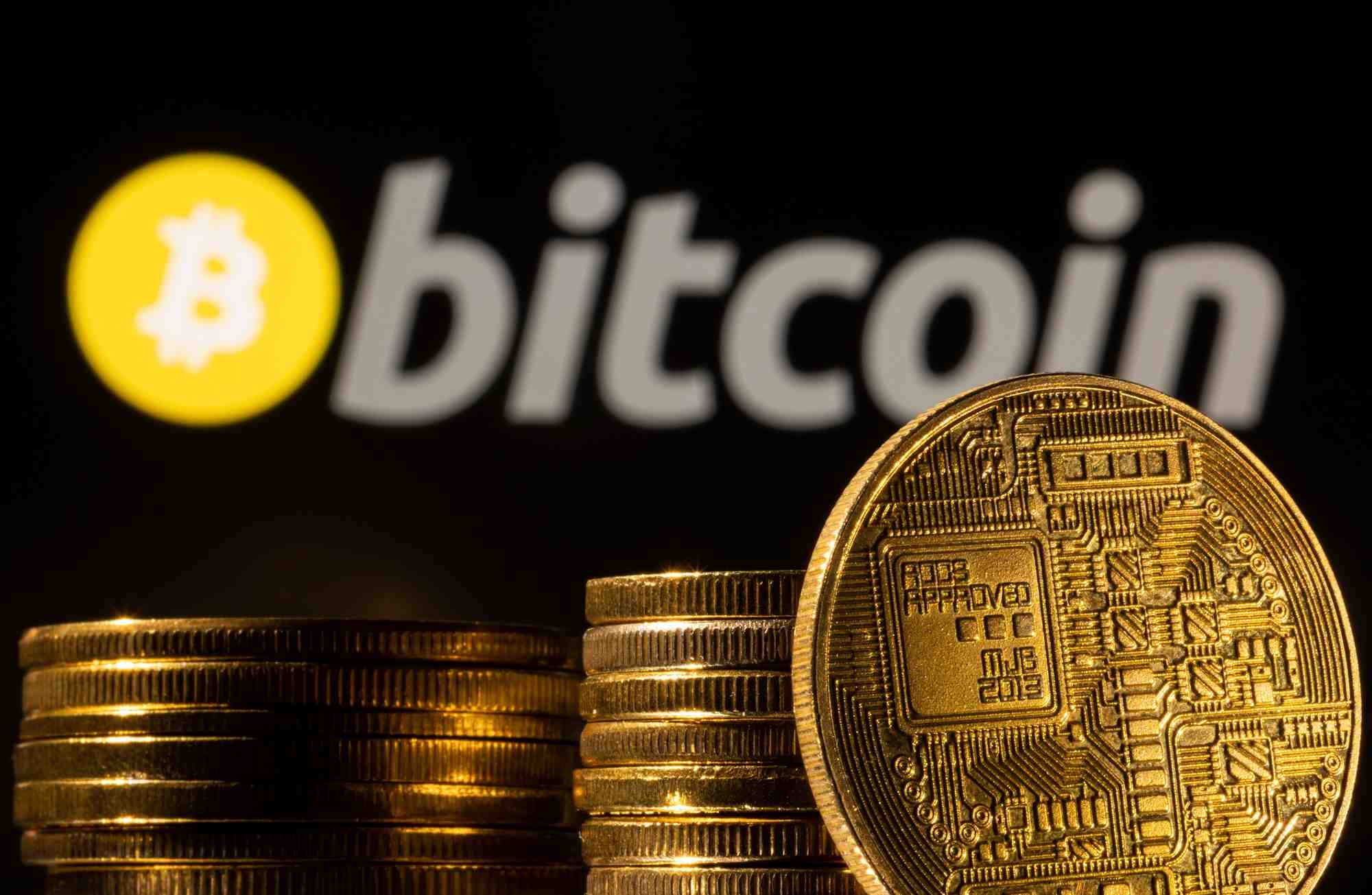 Le bitcoin tente de reprendre pied apres une baisse record