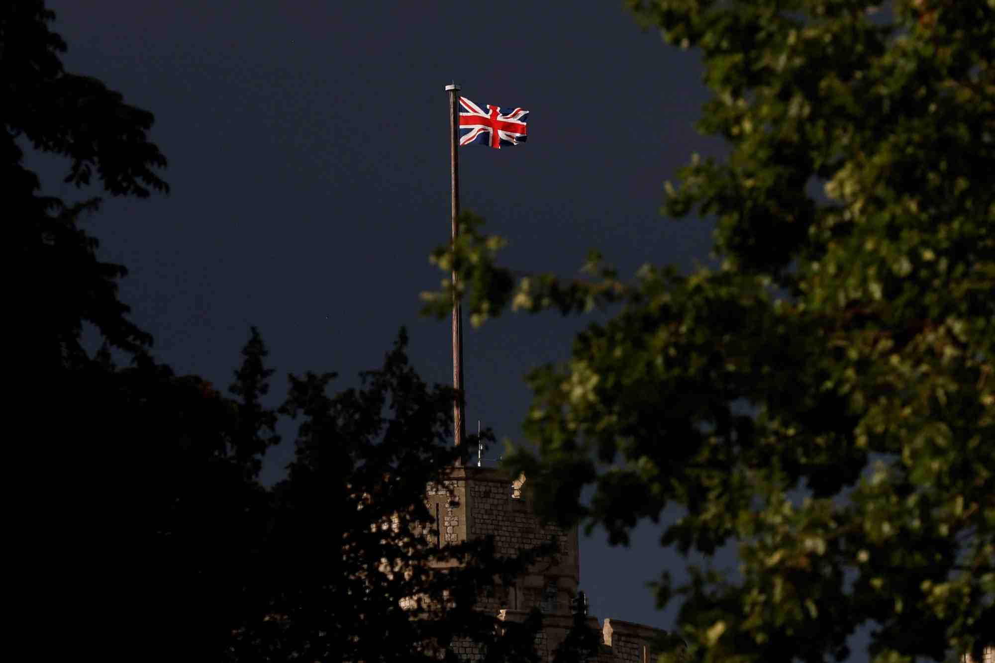 Un drapeau union jack flotte au chateau de windsor
