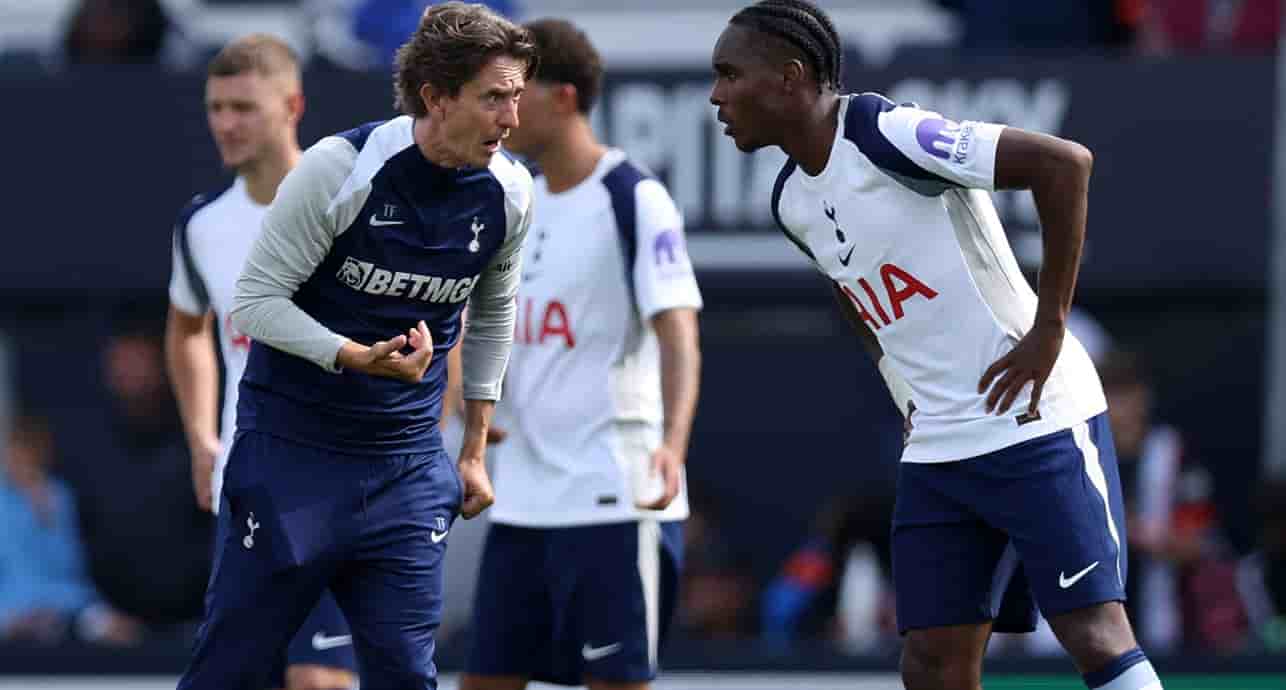 Thomas Frank, entraîneur de Tottenham Hotspur, et Mathys Tel, lors d'un match amical de pré-saison le 26 juillet.