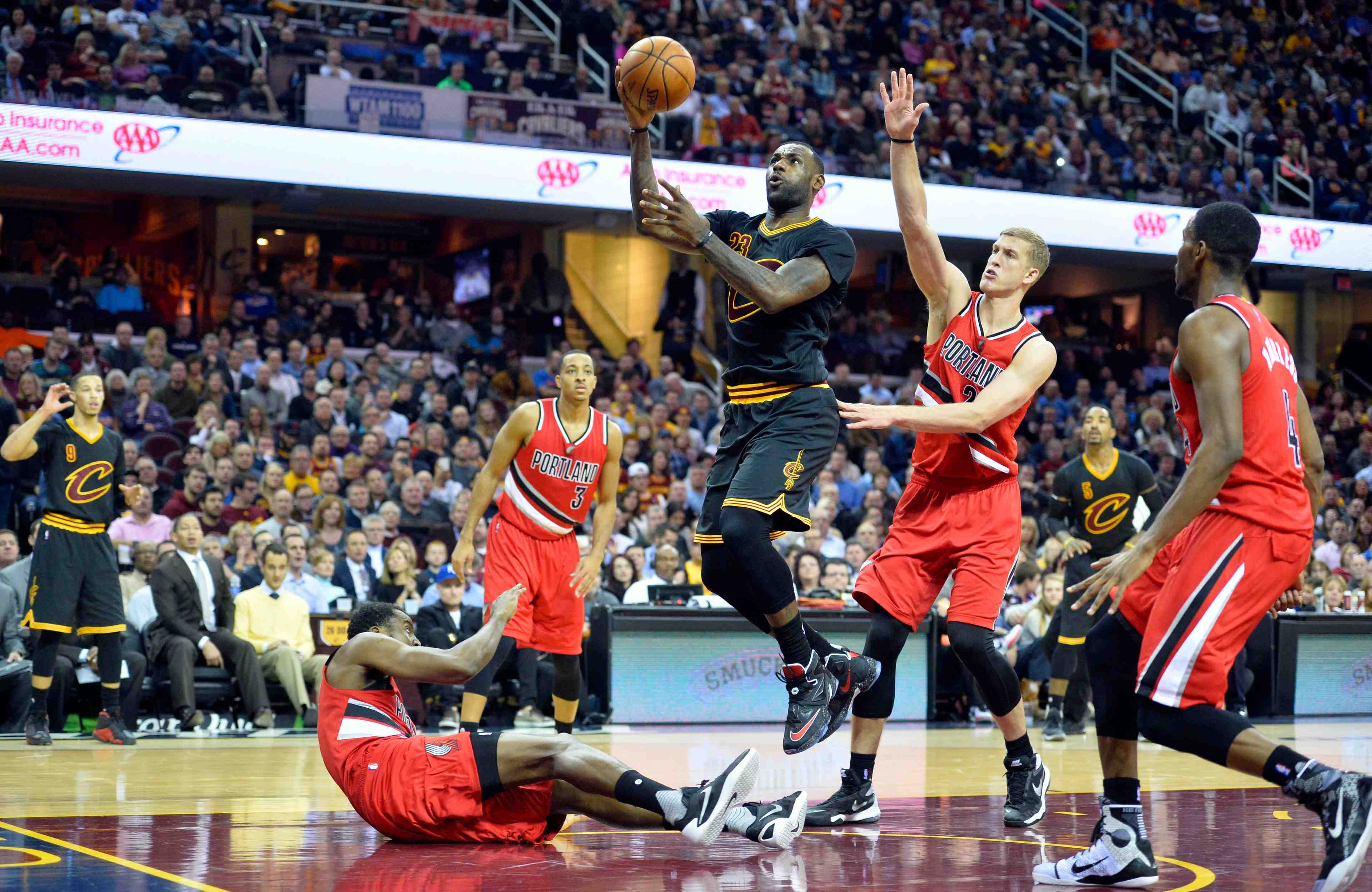Golden state poursuit sa serie, lebron sauve cleveland