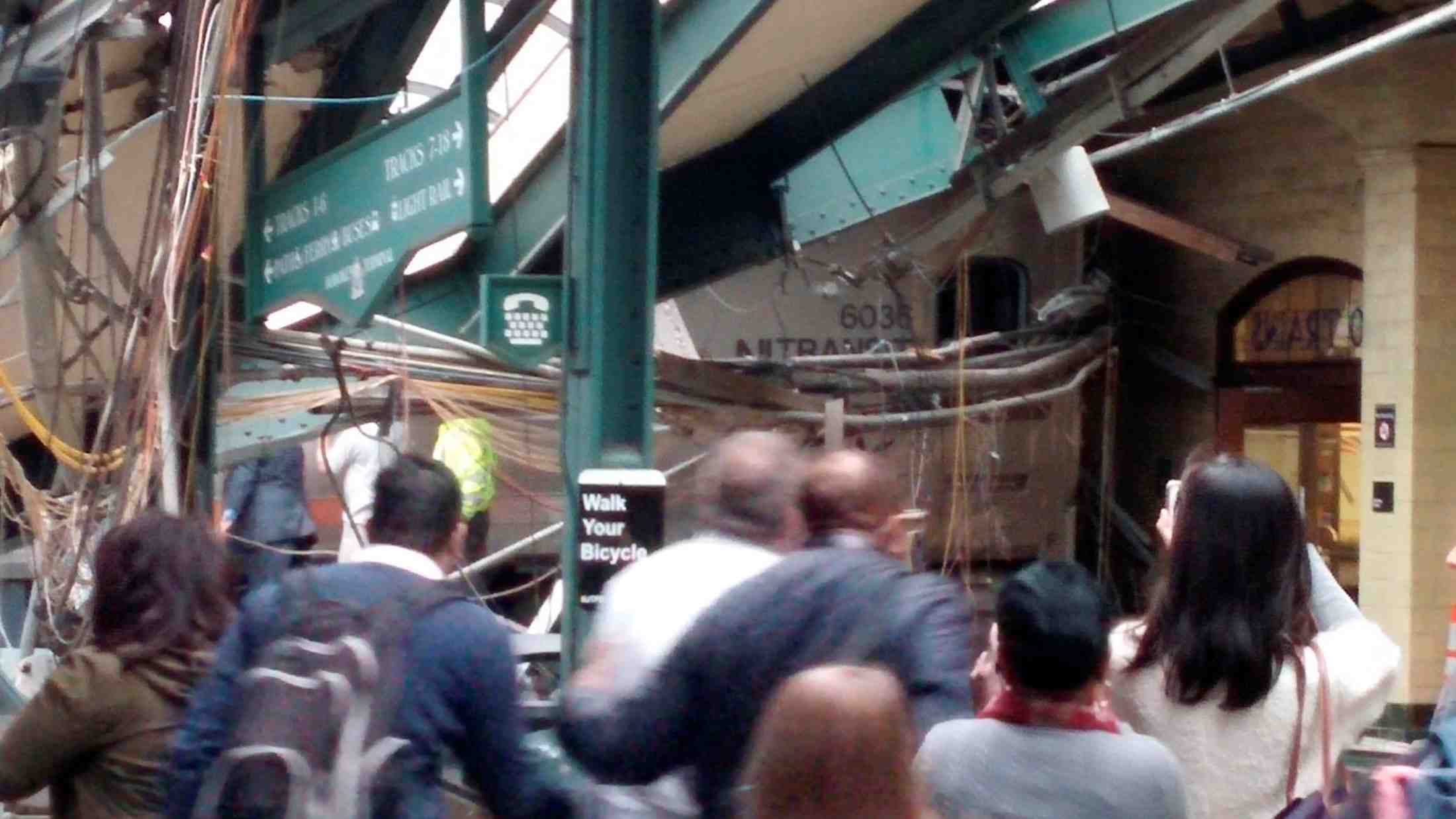 Plus de 100 blesses apres un deraillement de train pres de new york