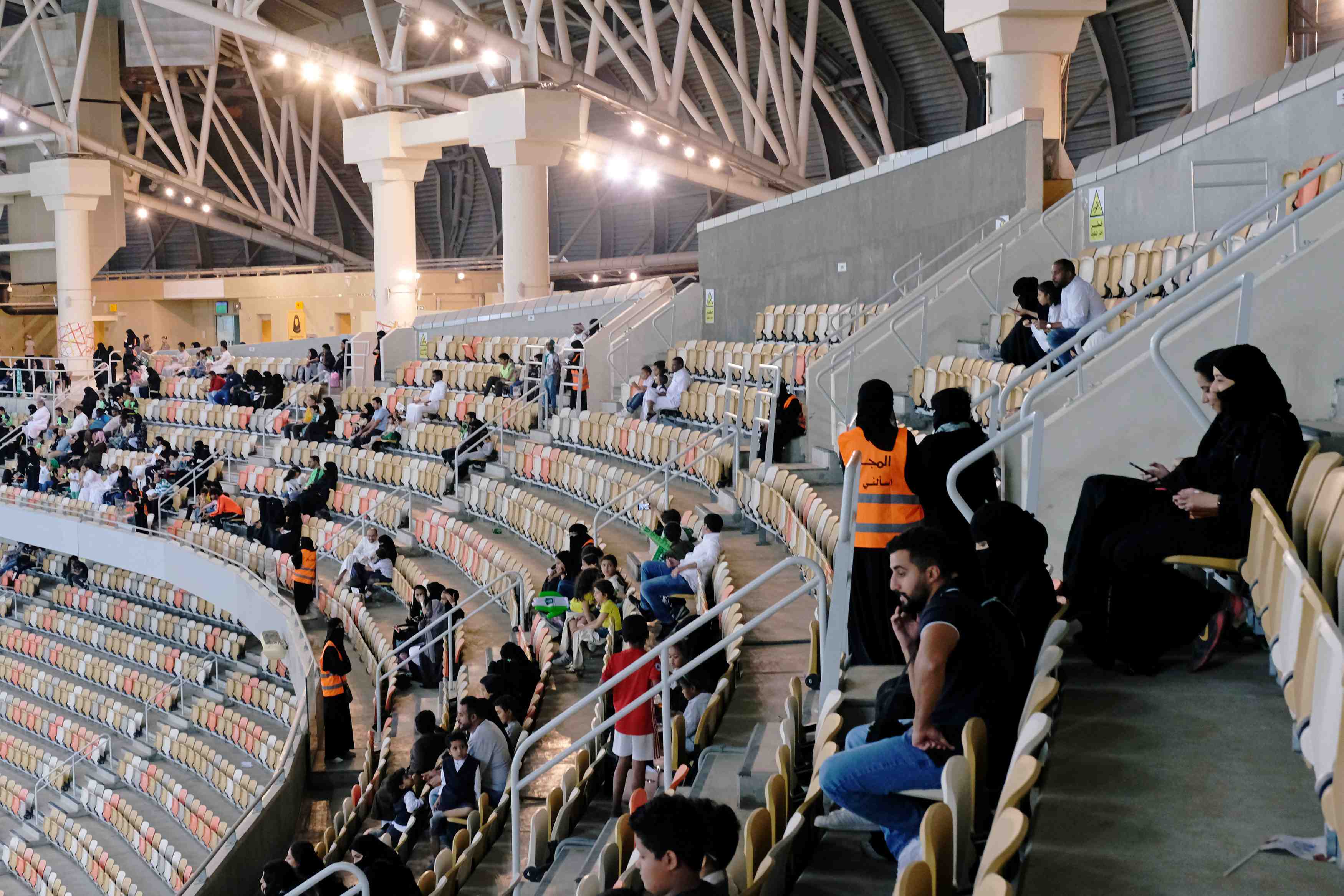 En arabie saoudite, des femmes ont assiste a un match de football masculin