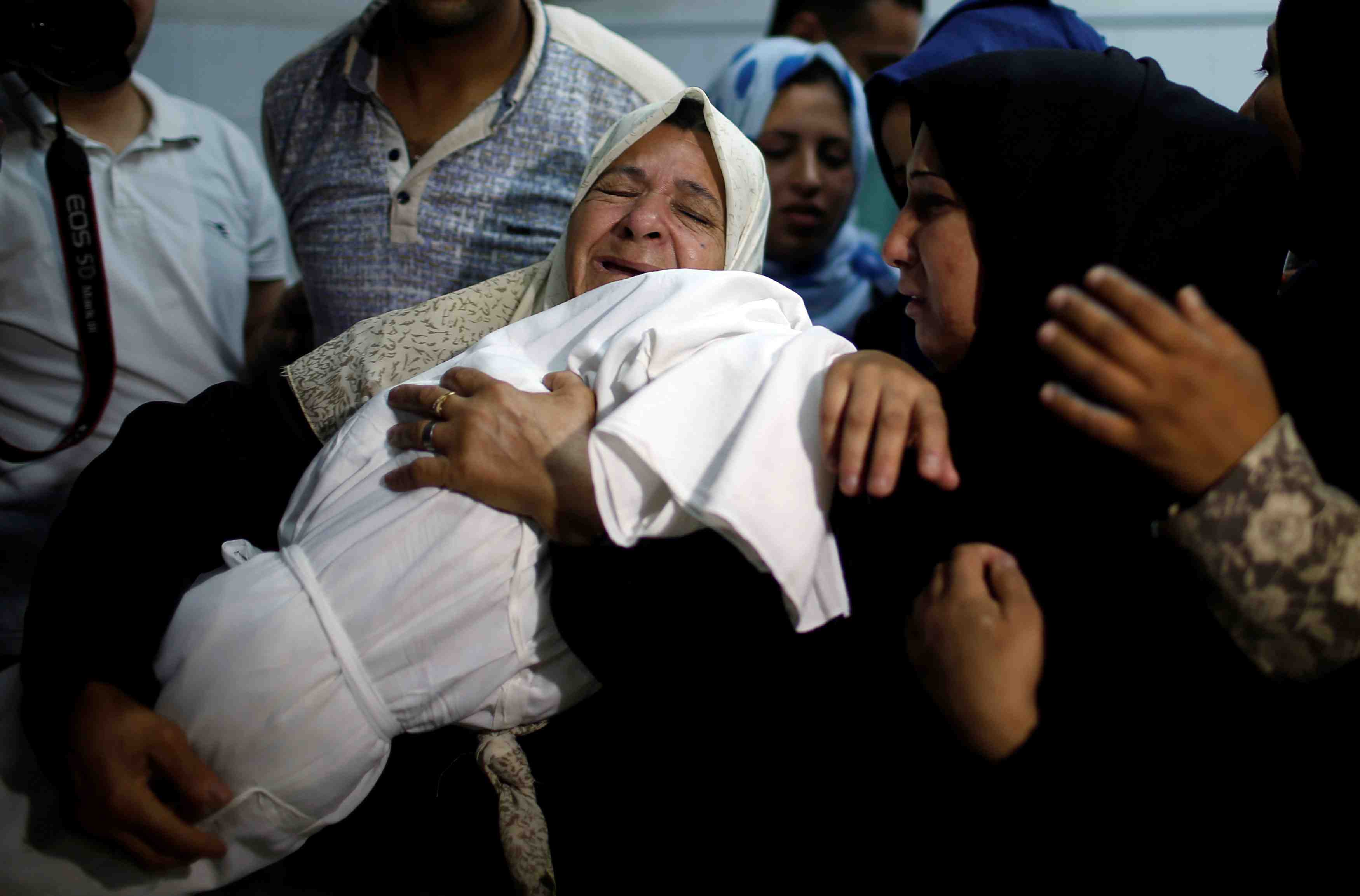Des gazaouis enterrent leurs proches tues a la frontiere israel-gaza