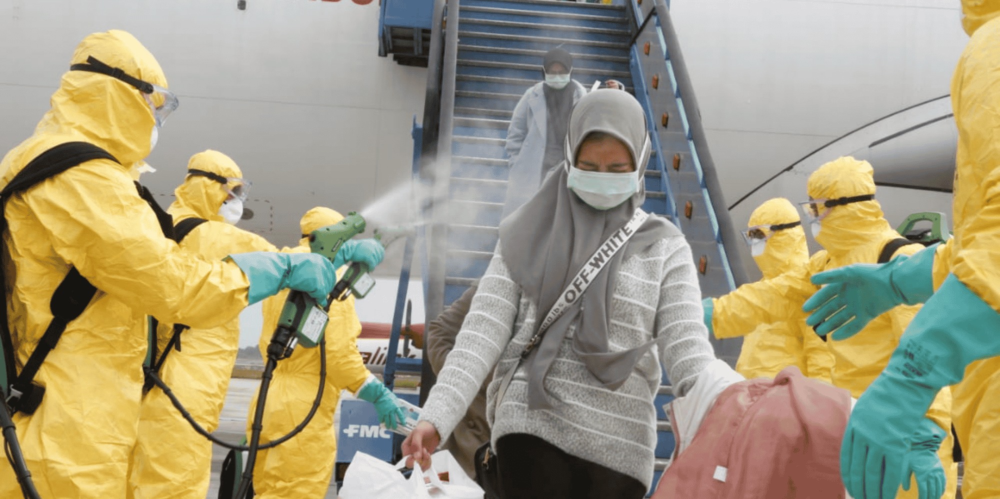 Des médecins diffusent un spray antiseptique sur une femme rapatriée de Chine en Indonésie, le 2 février 2020.