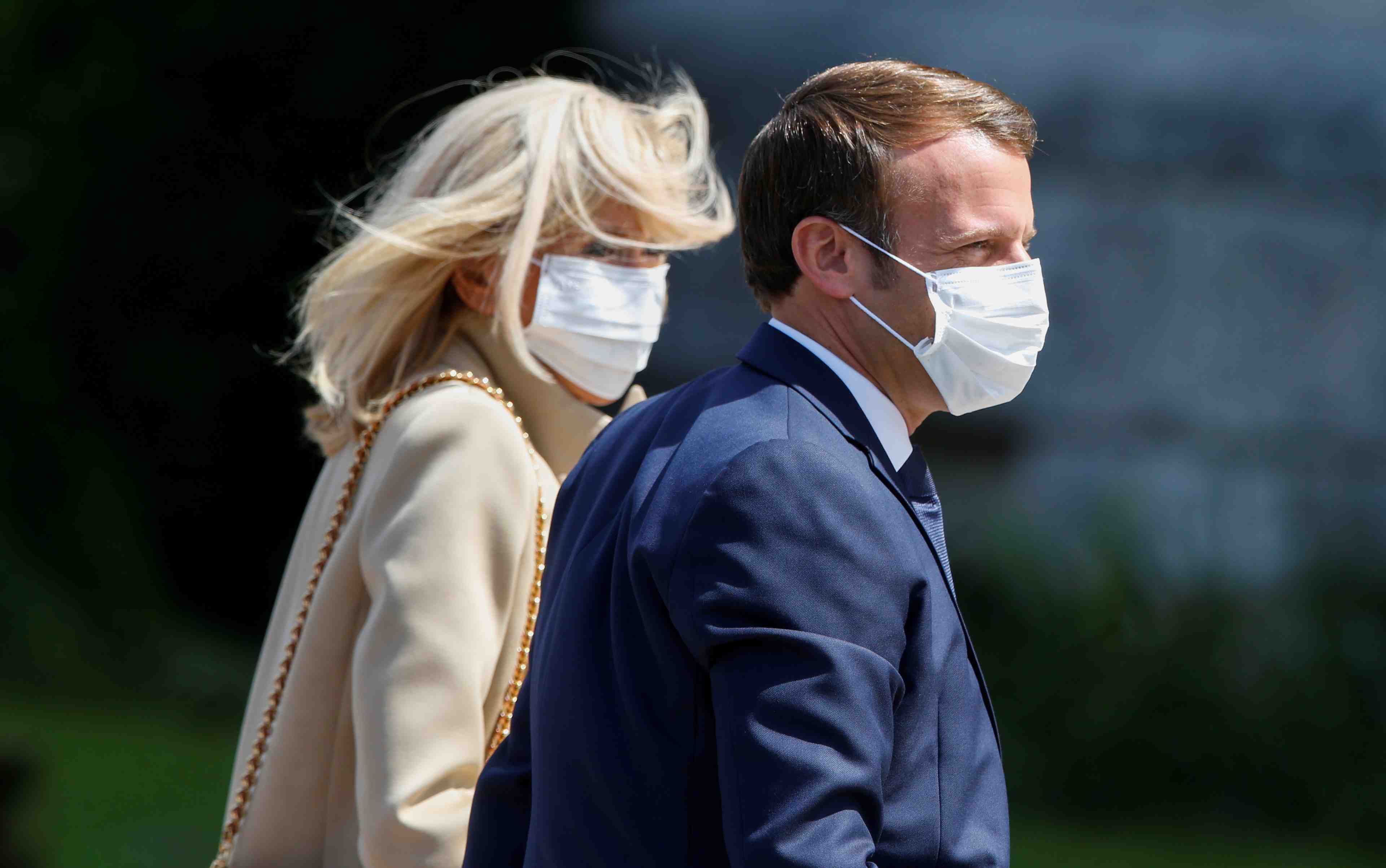 Emmanuel et brigitte macron souhaitent un prompt retablissement a donald et melania trump