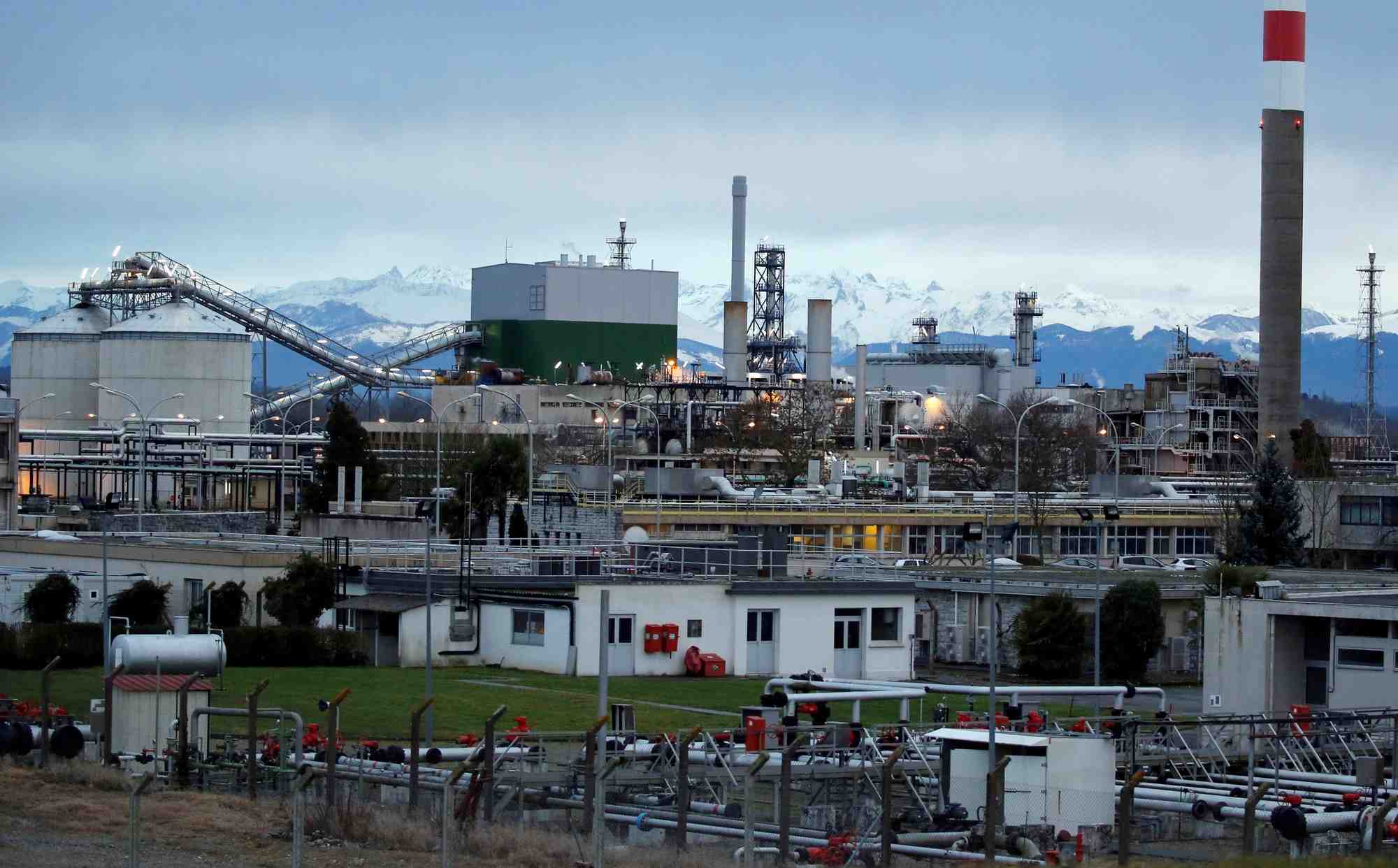 Vue generale des usines du champ de lacq