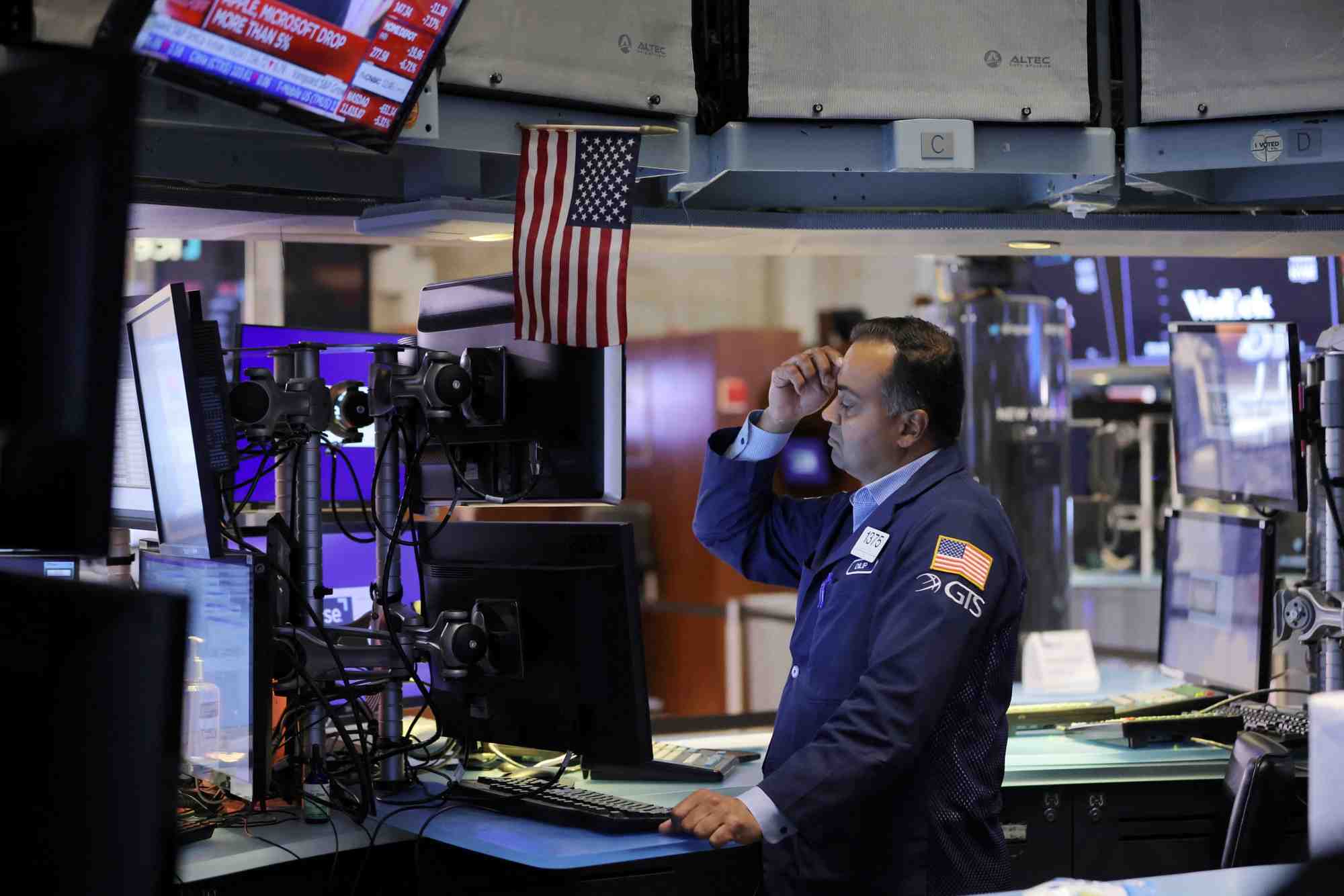 Un trader travaille a la bourse de new york