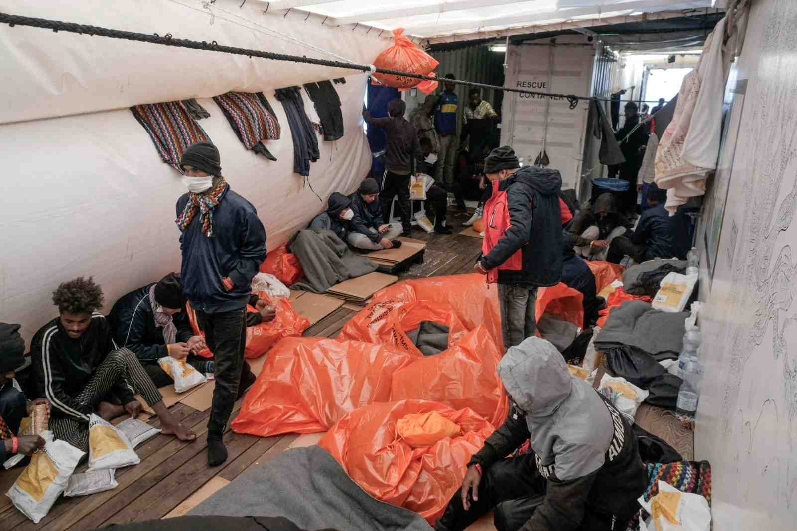 Le navire de sauvetage "ocean viking" avec 234 personnes a bord attend la permission d'accoster.