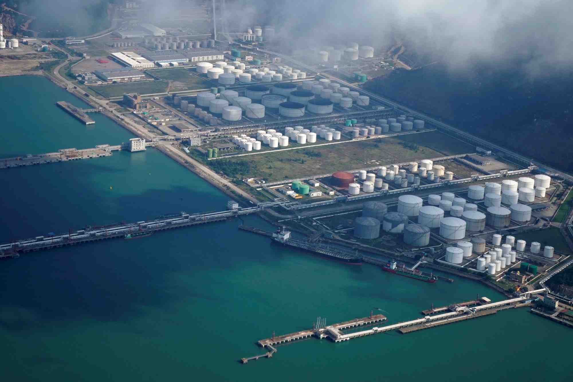 Des reservoirs de petrole et de gaz dans le port de jiuzhou