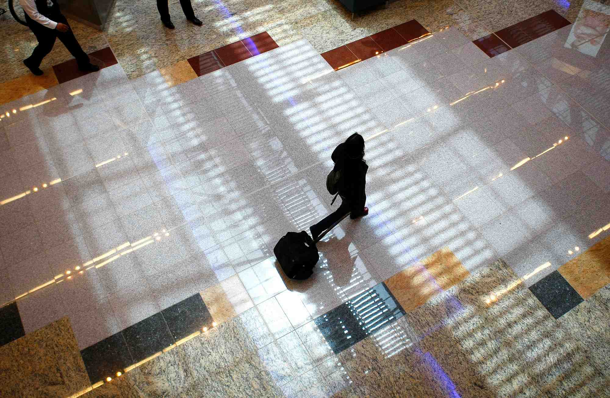 Un passager dans l'aeroport hartsfield-jackson d'atlanta