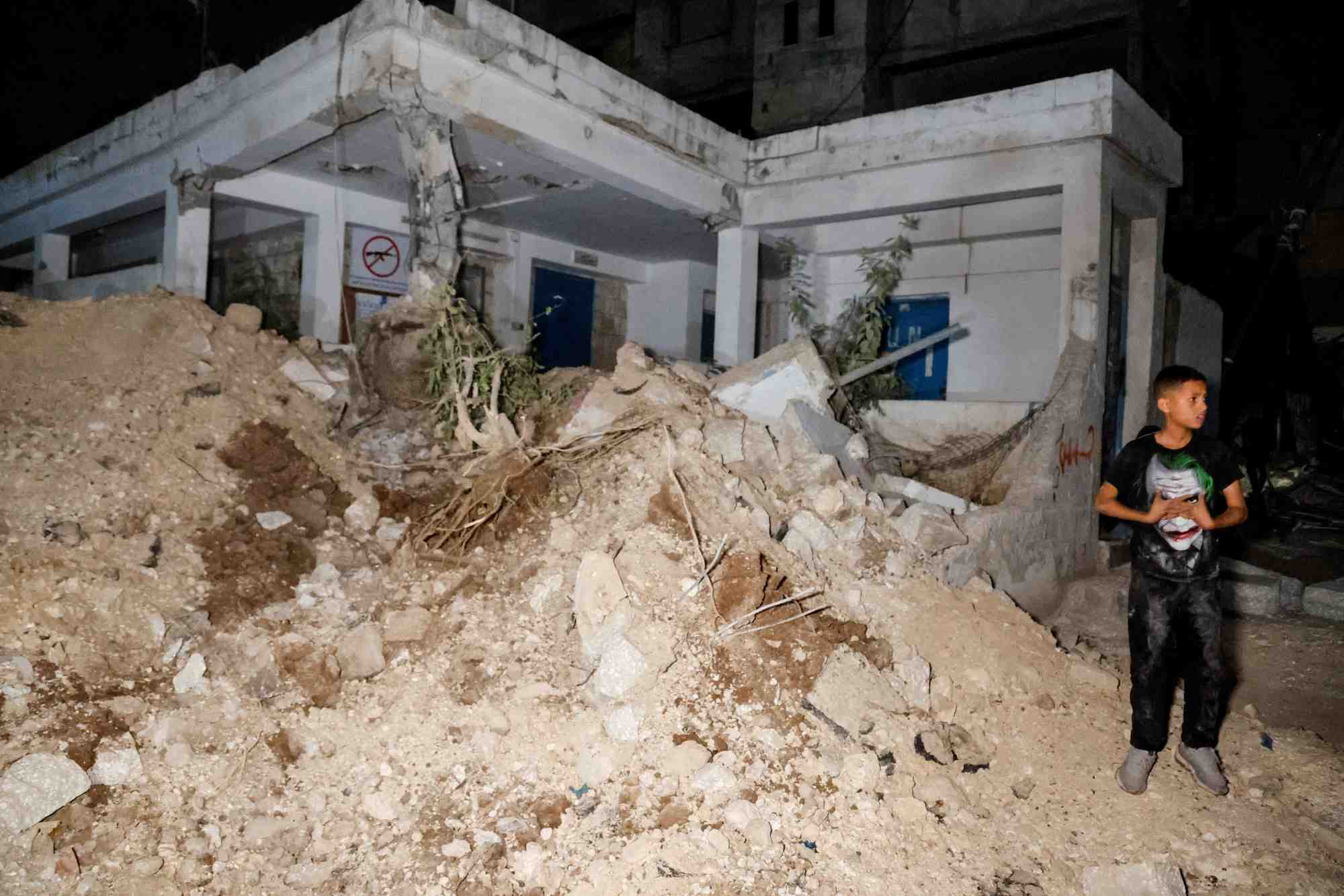 Le bureau detruit de l'unrwa du camp de refugies de nour chams