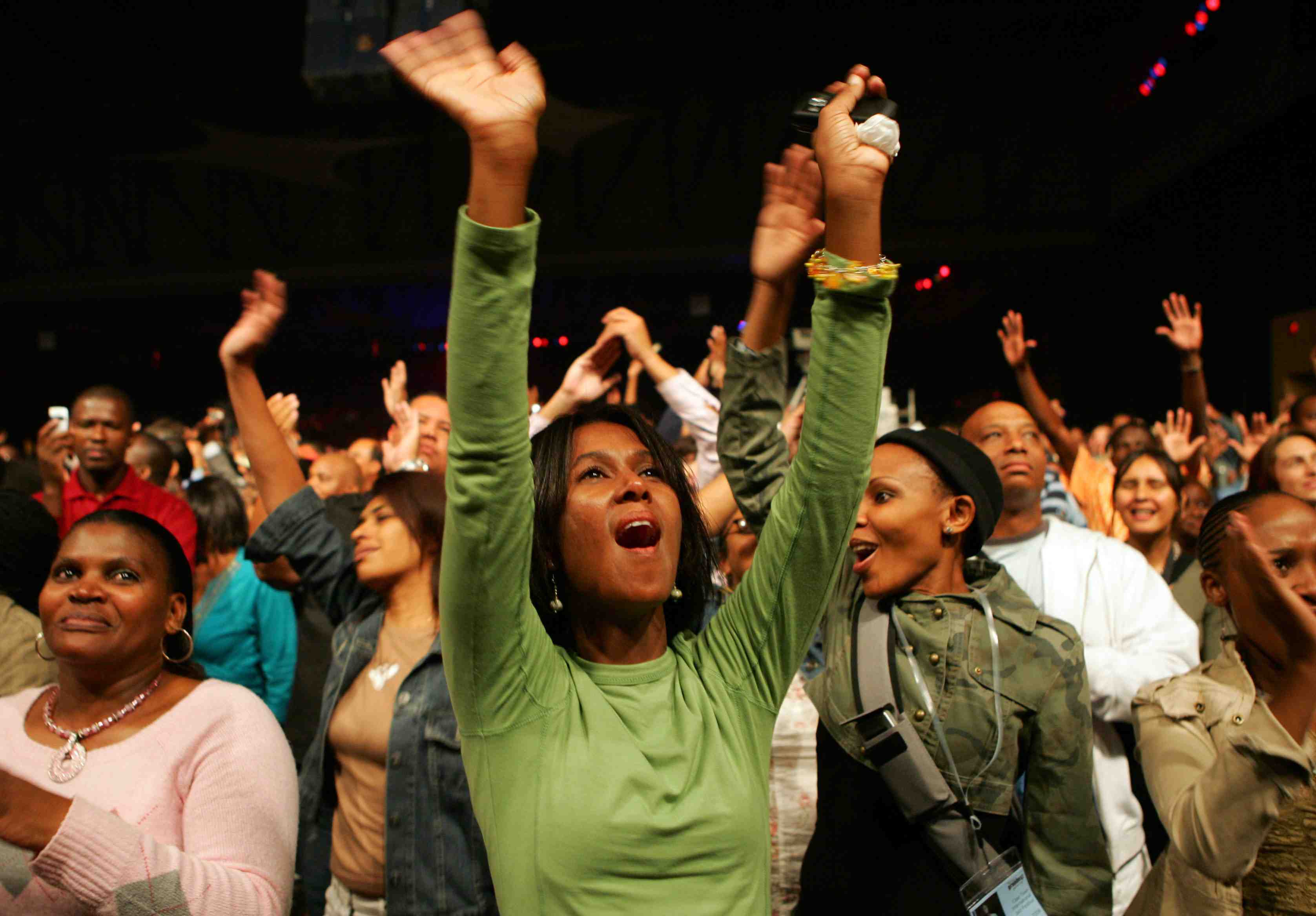 Jeunesse public concert fans afrique femmes filles joie