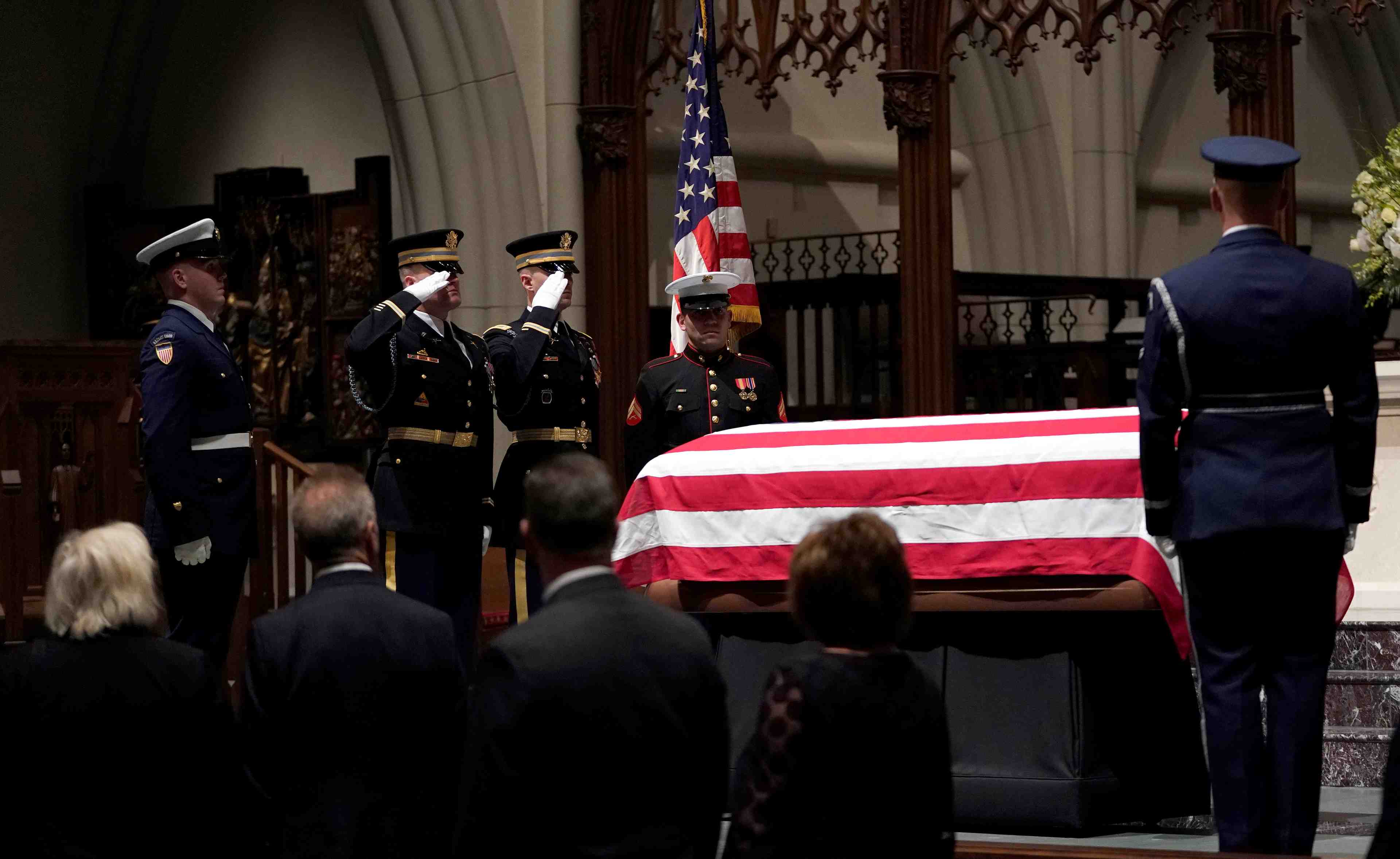 Le cercueil de george h.w. bush transporte au texas