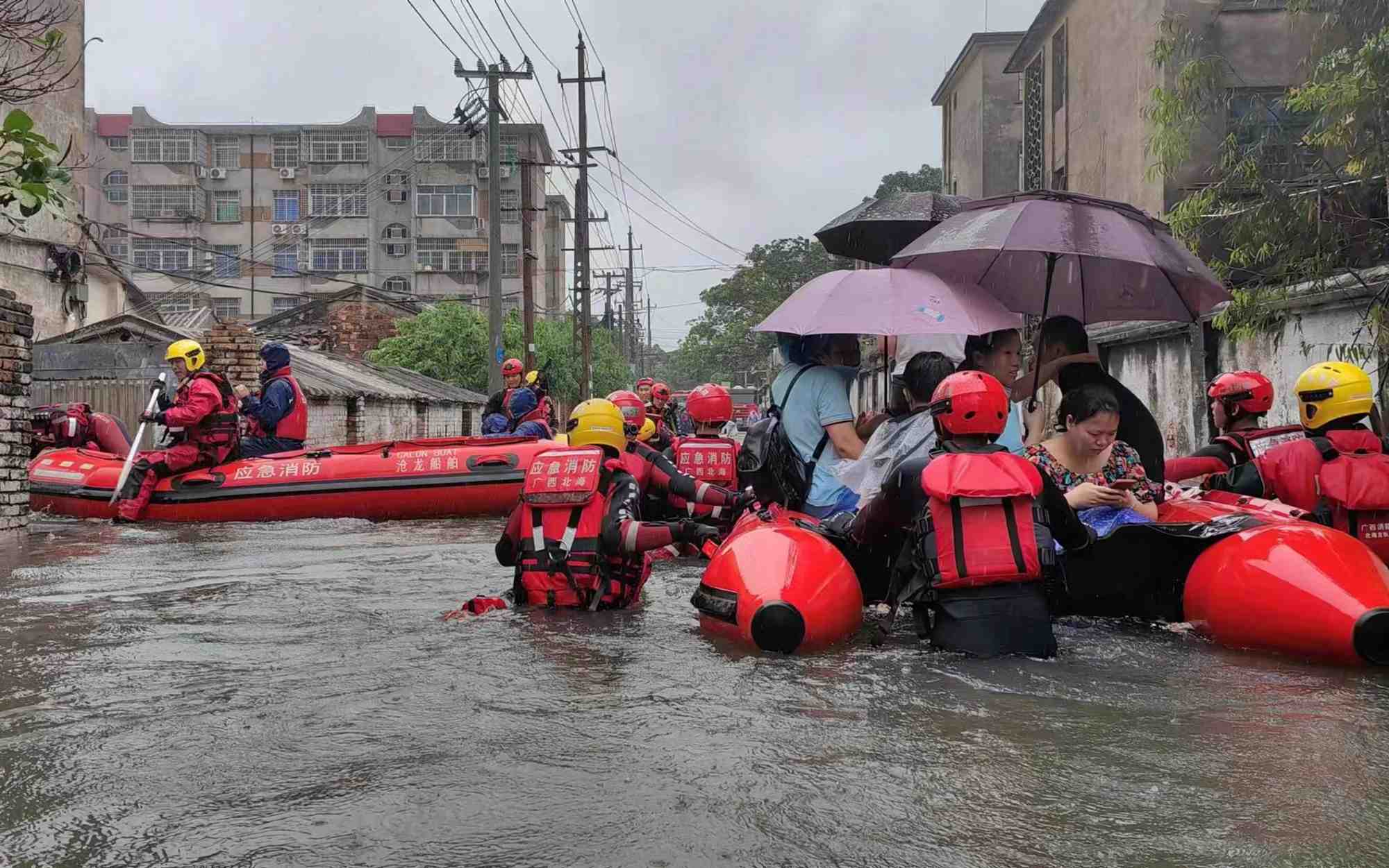 Des secouristes evacuent des residents a beihai, en chine