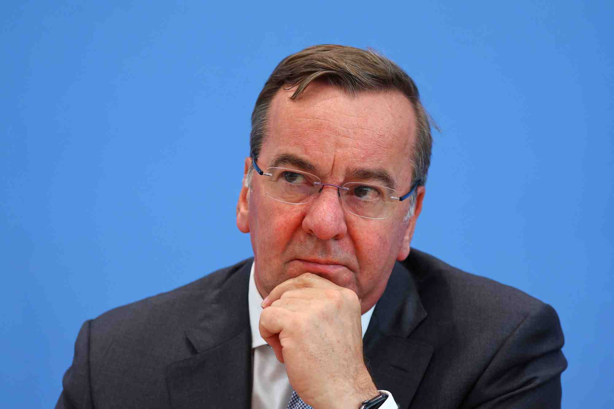 Les ministres presentent la strategie de securite nationale a berlin