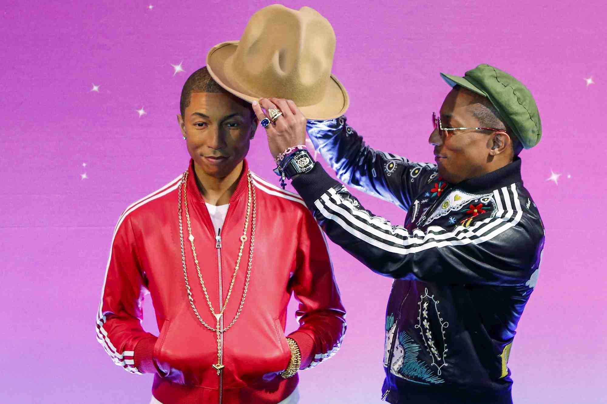 Photo d'archives du musicien et createur de mode pharrell williams chez madame tussauds a new york