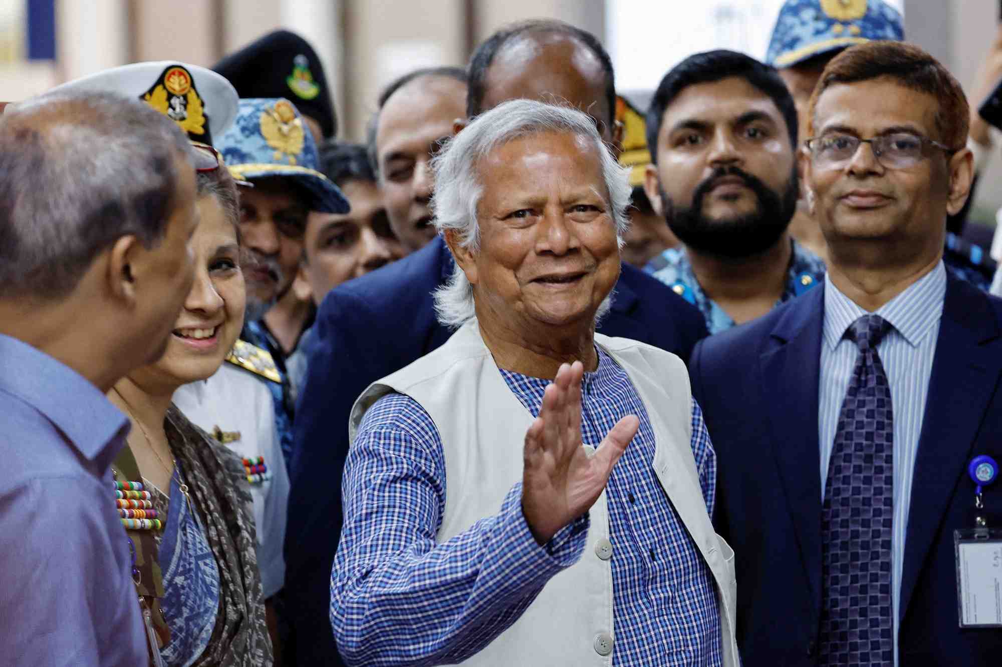 Muhammad yunus a l'aeroport hazarat shahjalal, a dhaka
