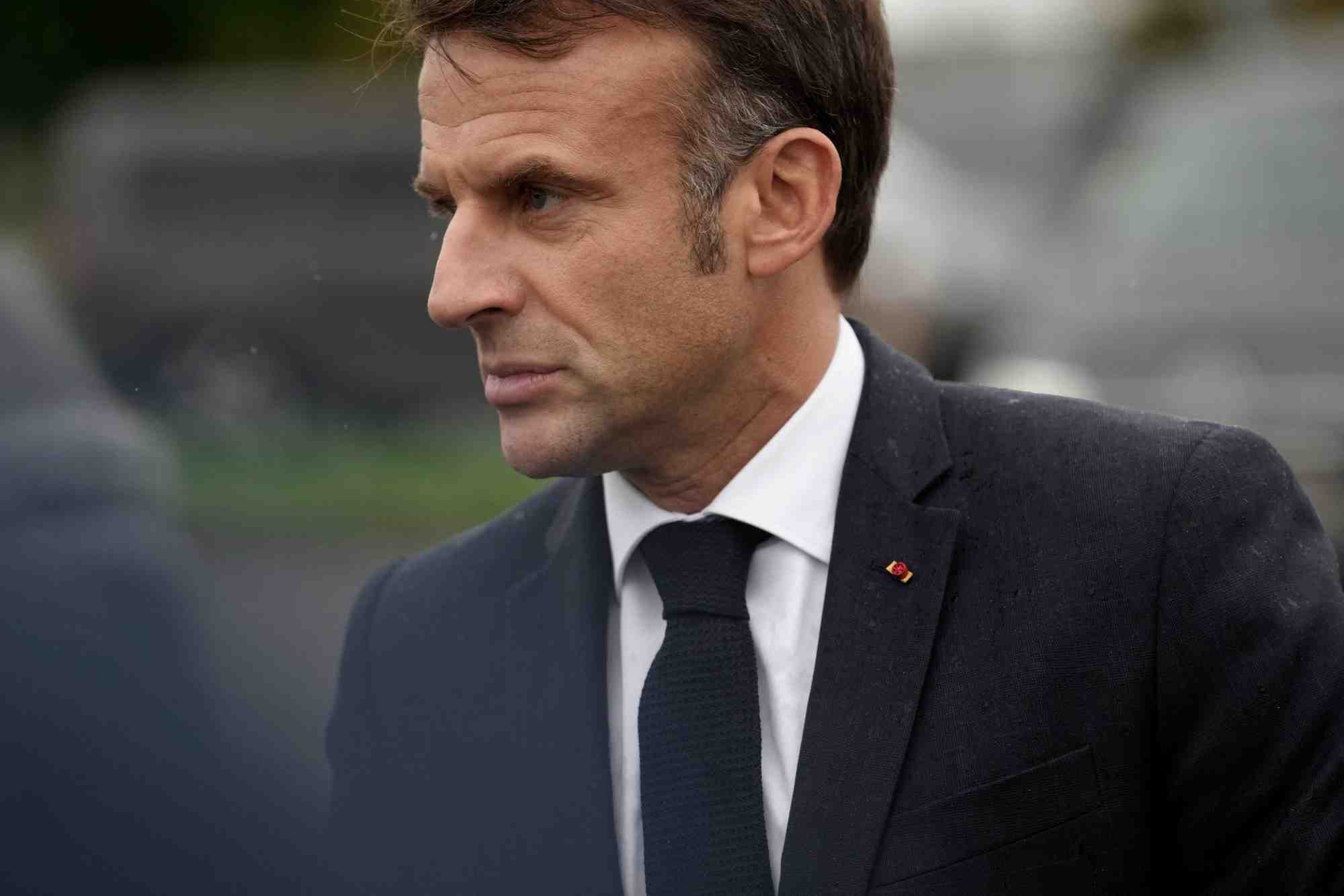 Le president francais macron visite un camp militaire dans l'est de la france