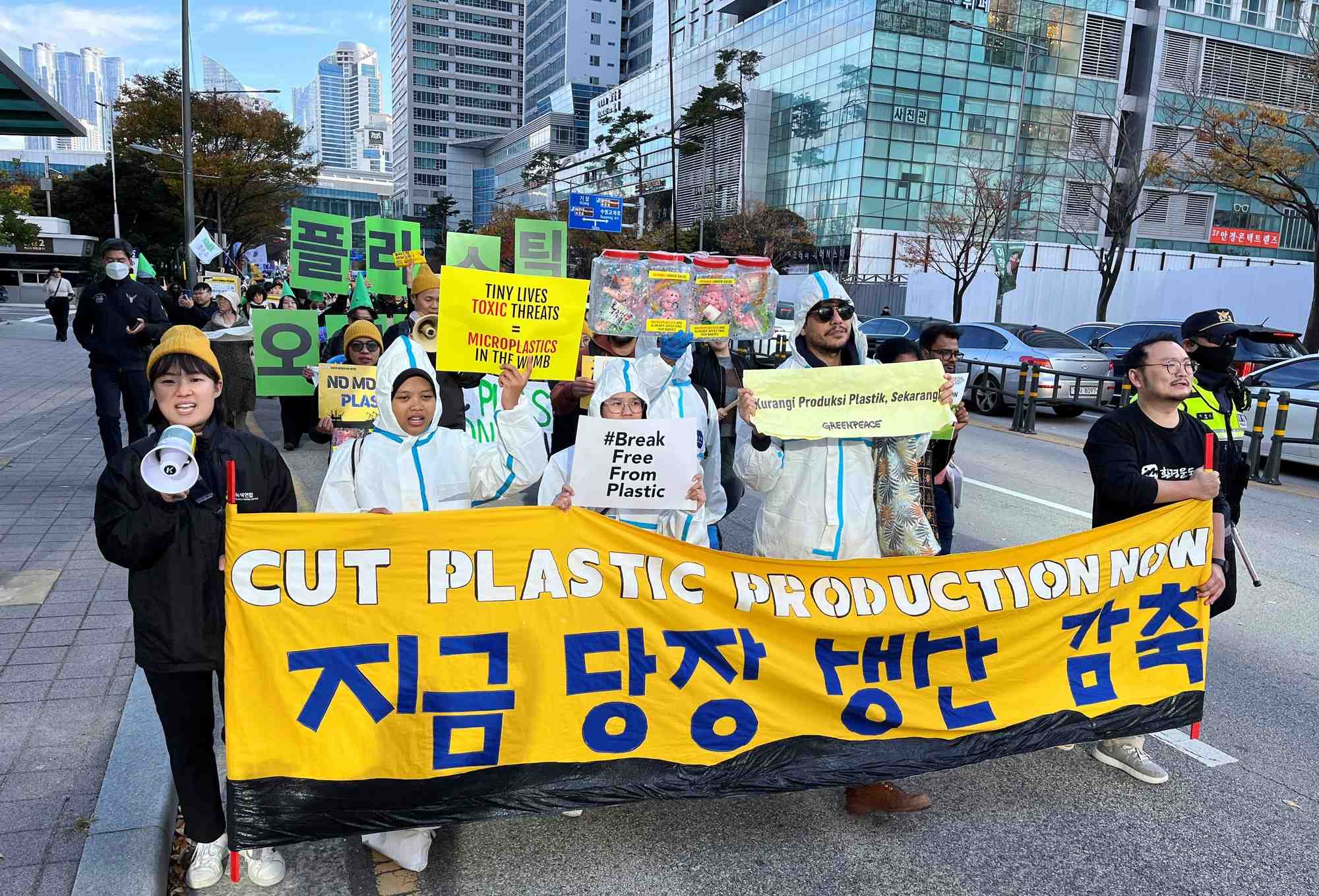 En coree du sud, des militants ecologistes demandent des mesures strictes contre les dechets plastiques lors des negociations de l'onu
