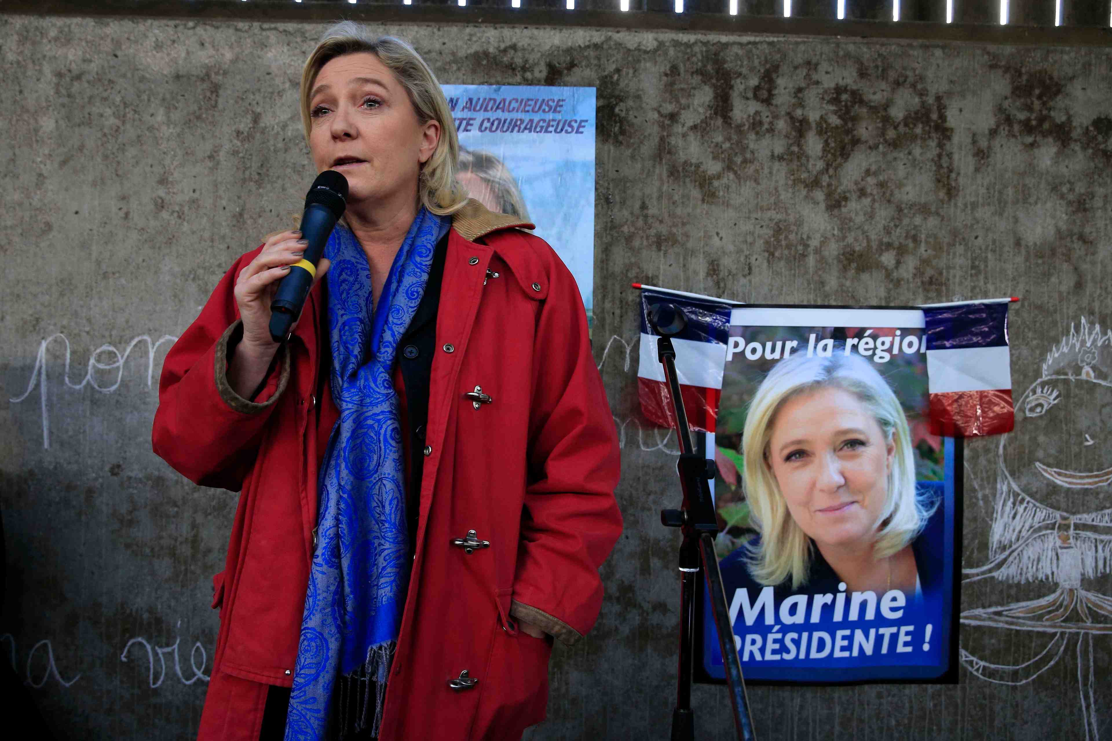Marine le pen denonce la "une" de la voix du nord