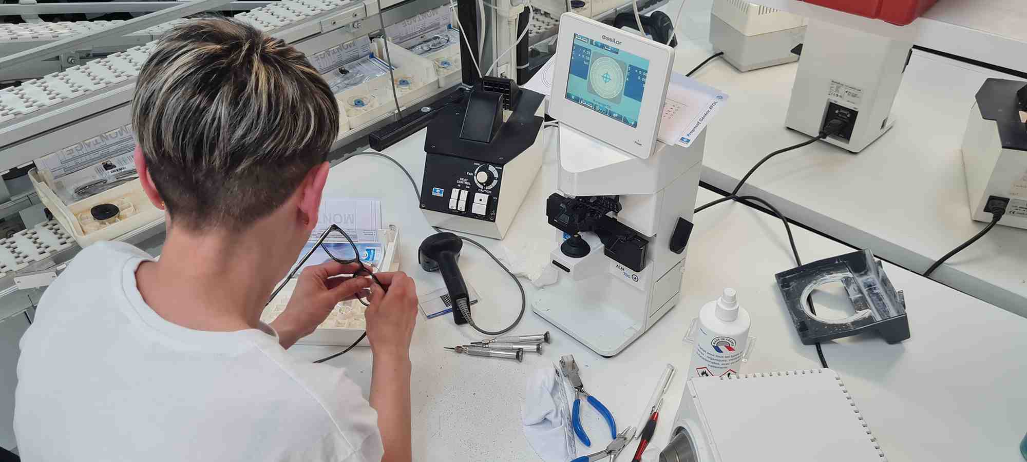 Parmi les dispositifs médicaux, on compte les lunettes ou encore les prothèses auditives.
