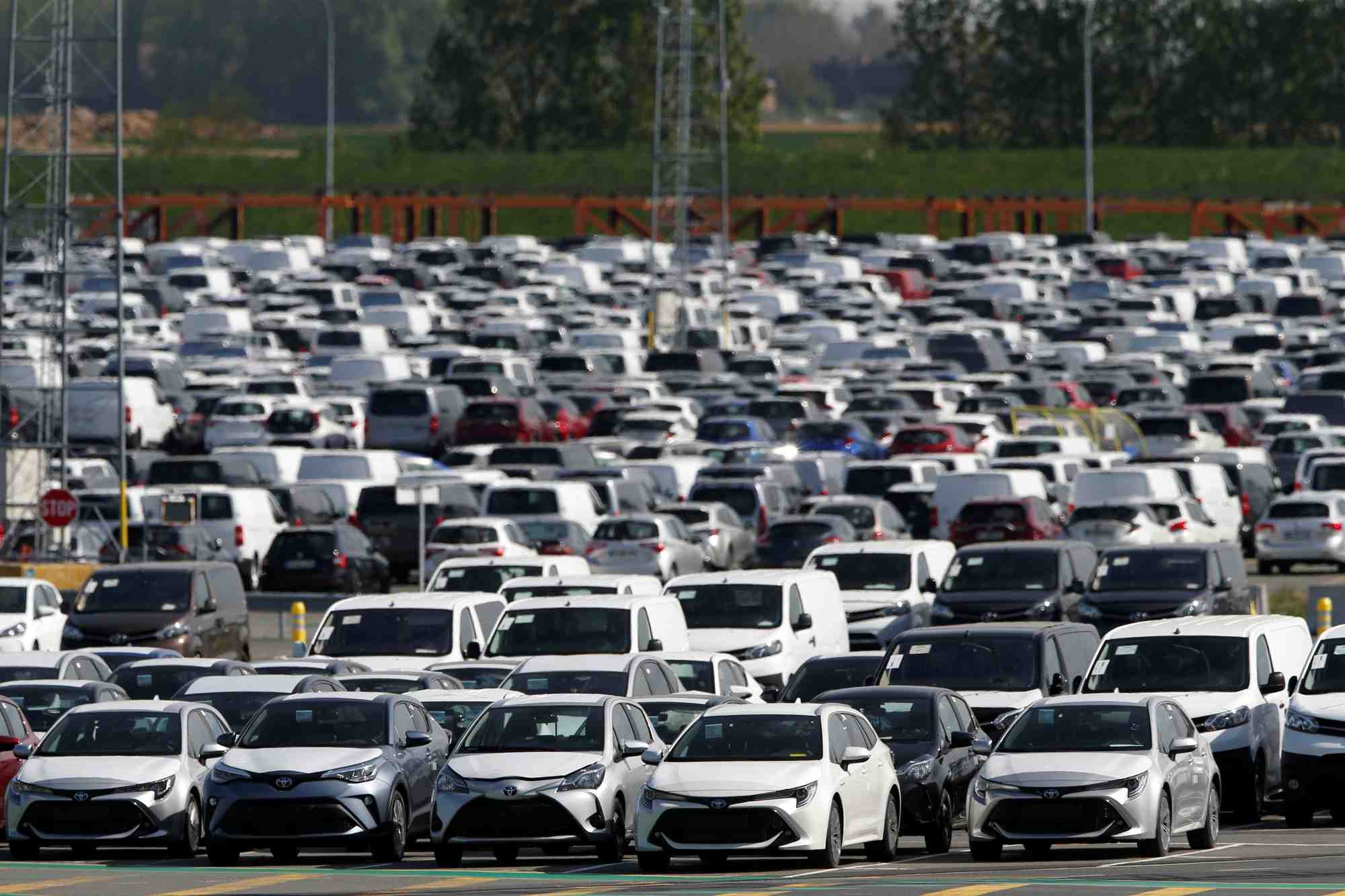 Voitures neuves garees a l'usine toyota motor manufacturing france a onnaing