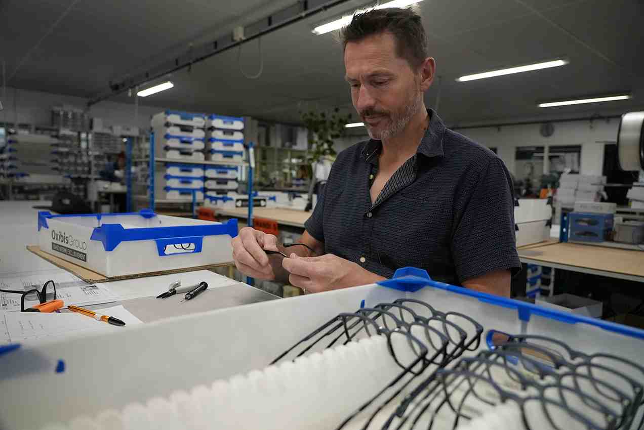 Des lunettes sont assemblées dans l'atelier d'Oxibis, à Morez dans le Jura.