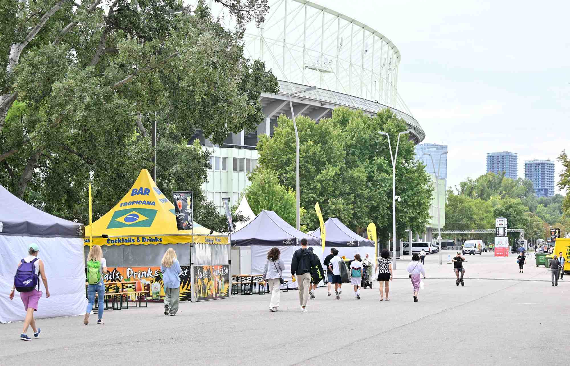 Exterieur du stade happel, apres l'annulation des trois concerts de taylor swift
