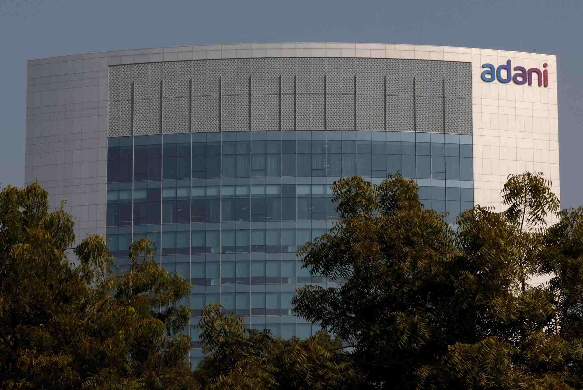 Le logo du groupe adani est visible sur la facade de son siege social a la peripherie d'ahmedabad