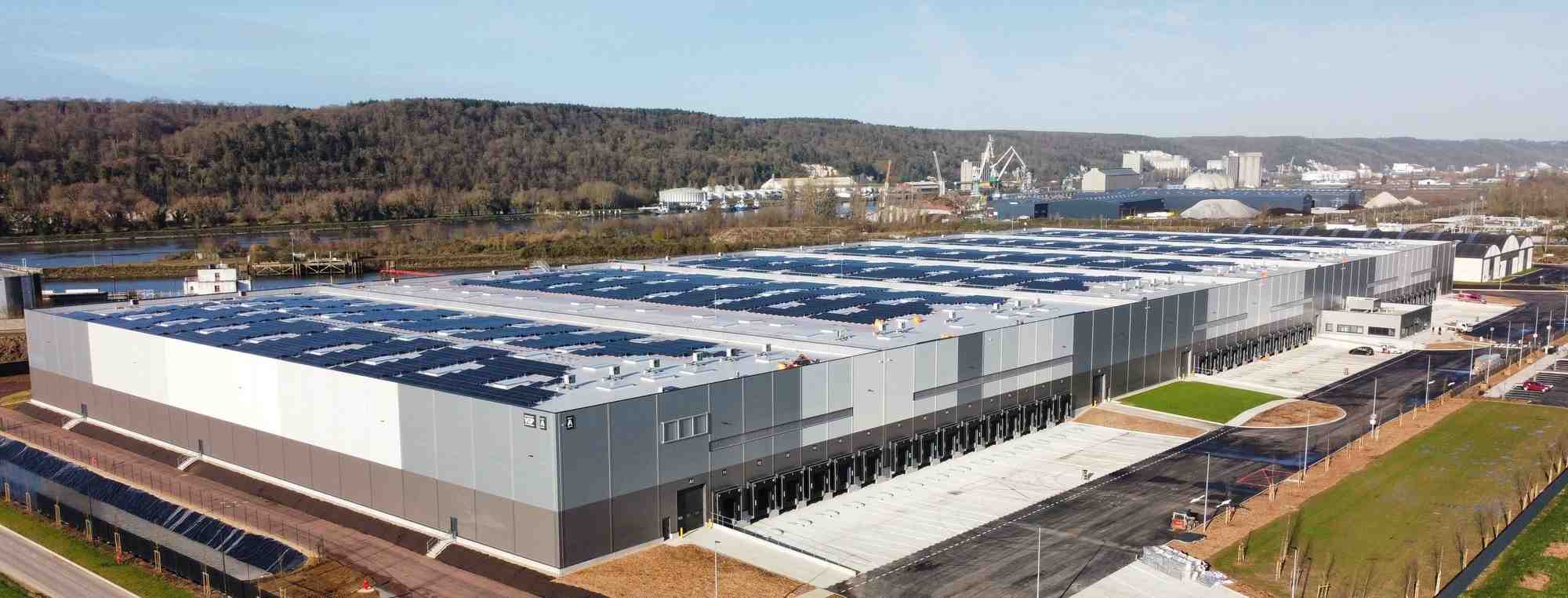 Situé sur la friche Petroplus, l'emplacement du bâtiment baptisé Hub3 a été un temps convoité par Amazon qui y a finalement renoncé face à la levée de boucliers des élus rouennais.