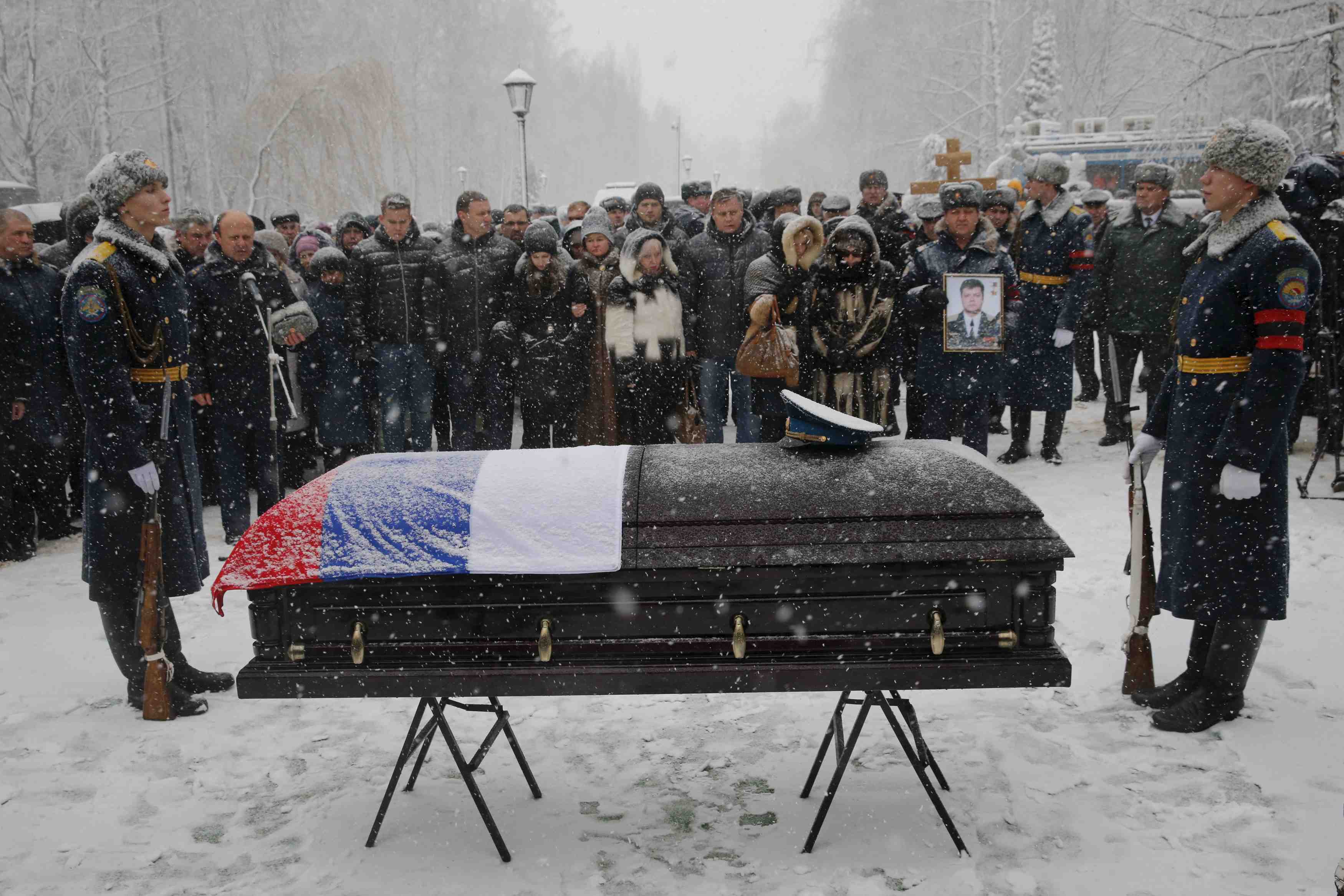 Obseques en russie du pilote tue par la chasse turque