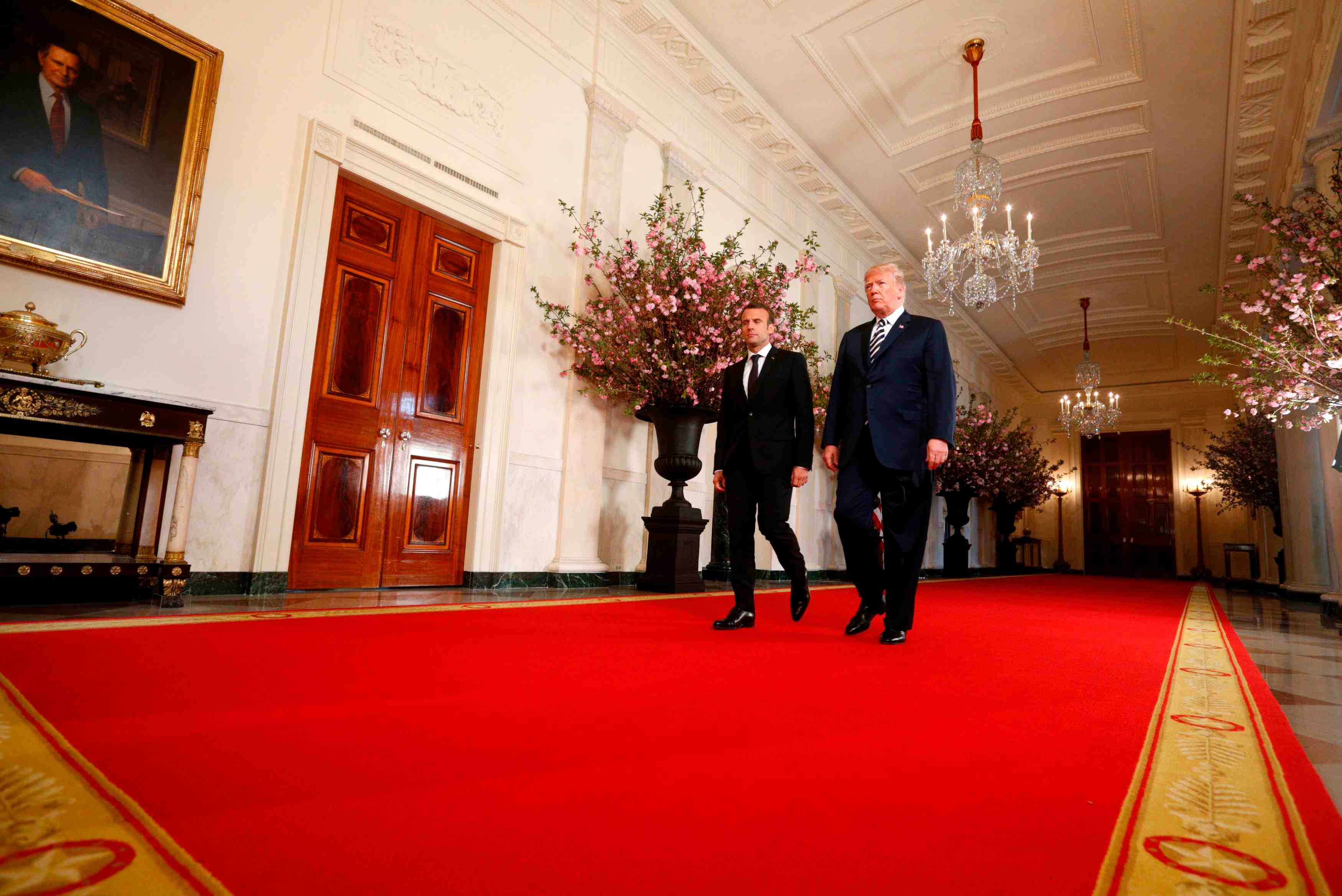 Griveaux defend la strategie de macron face a trump