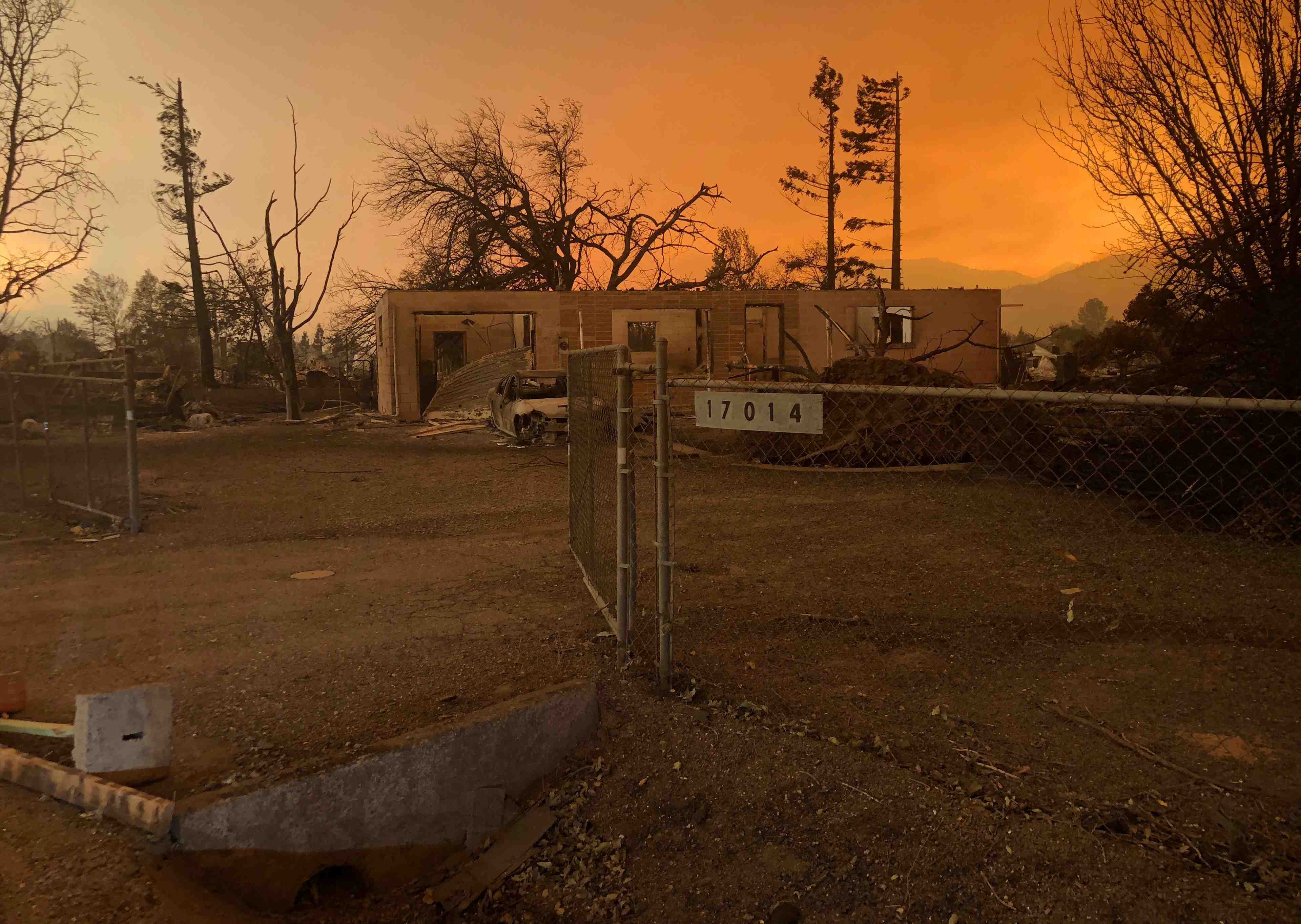 Incendie en californie: 40.000 personnes menacees d'evacuation