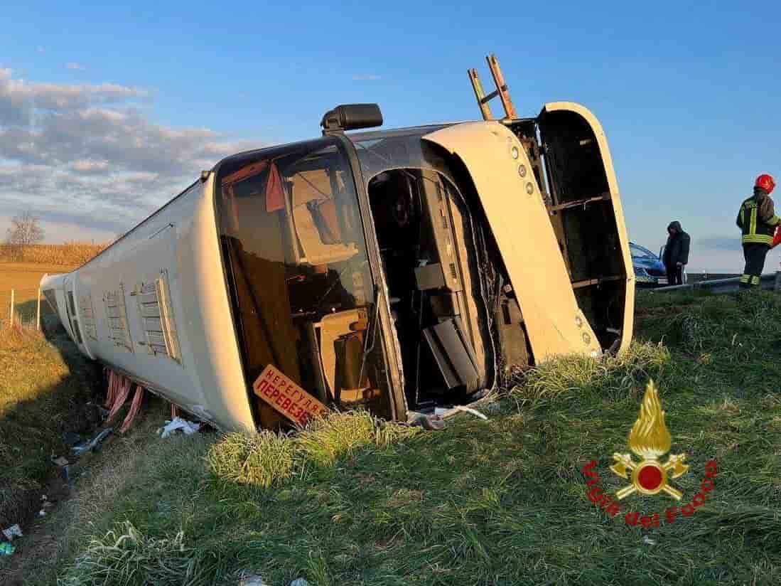 Un car transportant des ukrainiens se renverse en italie, un mort