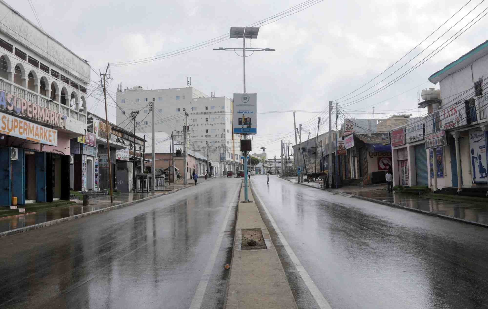 La rue maka al-mukarama deserte suite a une attaque de militants islamistes, a mogadiscio