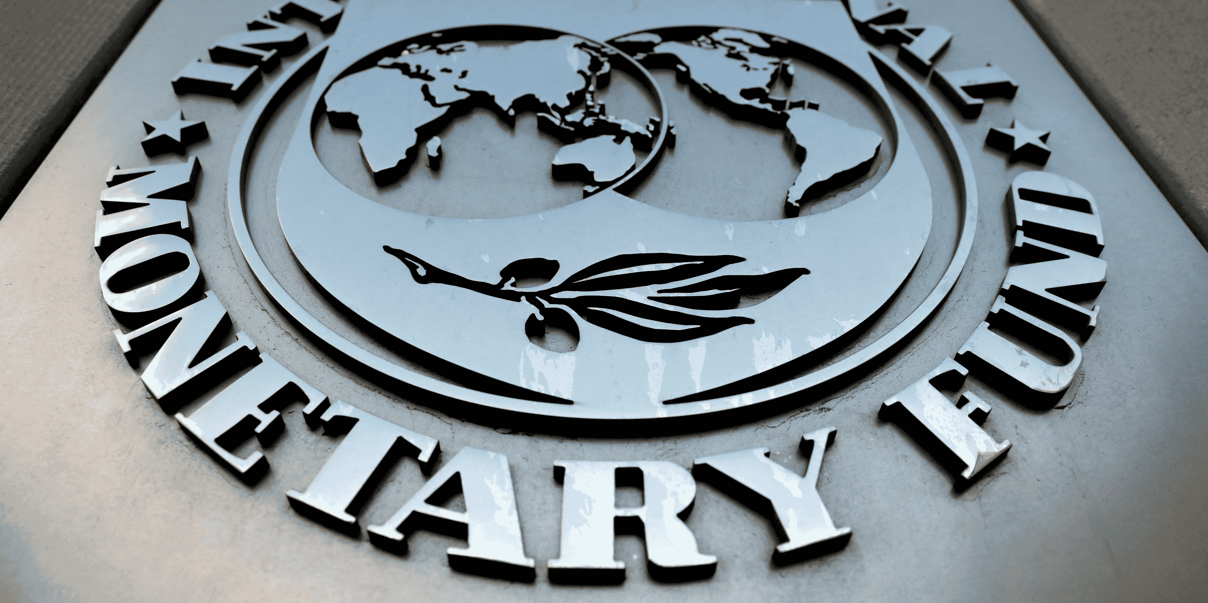 Le logo du fmi est visible a l'exterieur du batiment du siege a washington